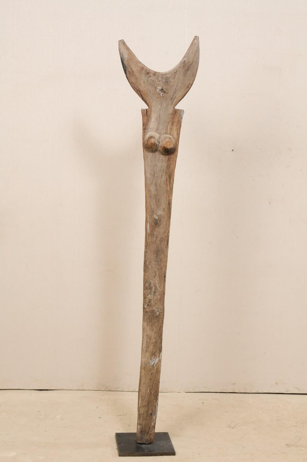 Un palo di sostegno Toguna dell'inizio e della metà del XX secolo, proveniente dalla Dogon Tribe del Mali, su un supporto in metallo personalizzato. Questo fagiolo in legno intagliato a mano dell'Africa Occidentale veniva originariamente utilizzato