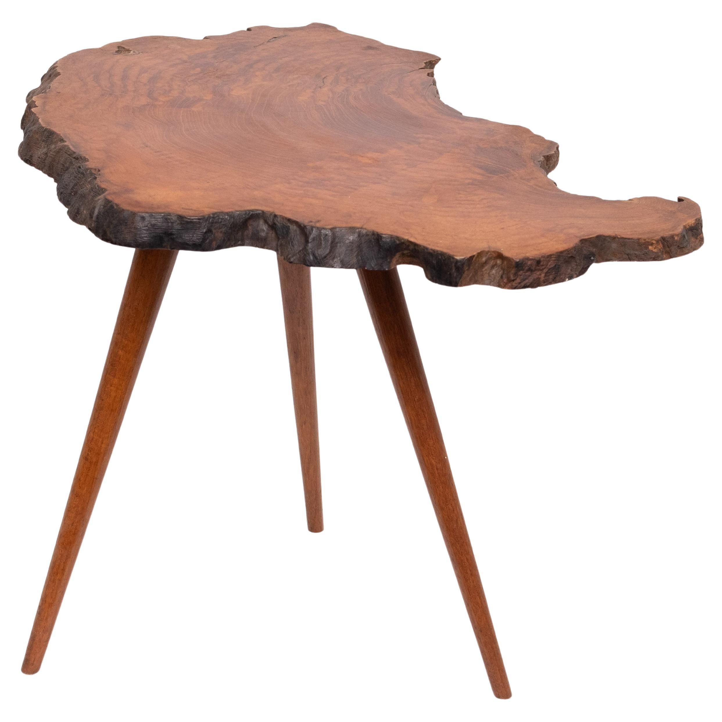 Magnifique table d'appoint en tronc d'arbre, noyer et teck, trois pieds.
1950s 