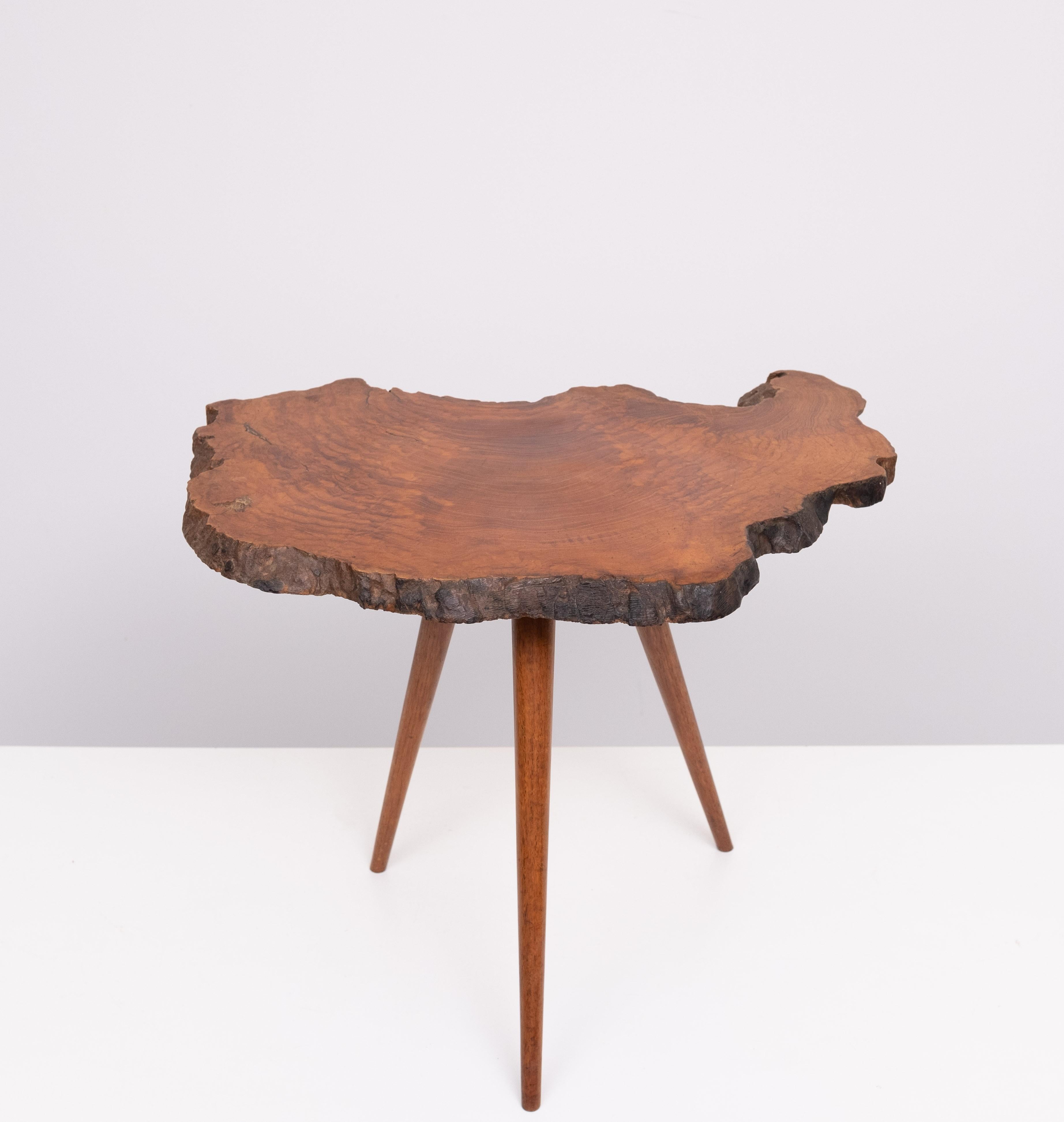 Mid-Century Modern Tronc d'arbre du milieu du 20e siècle  table d'appoint. en vente