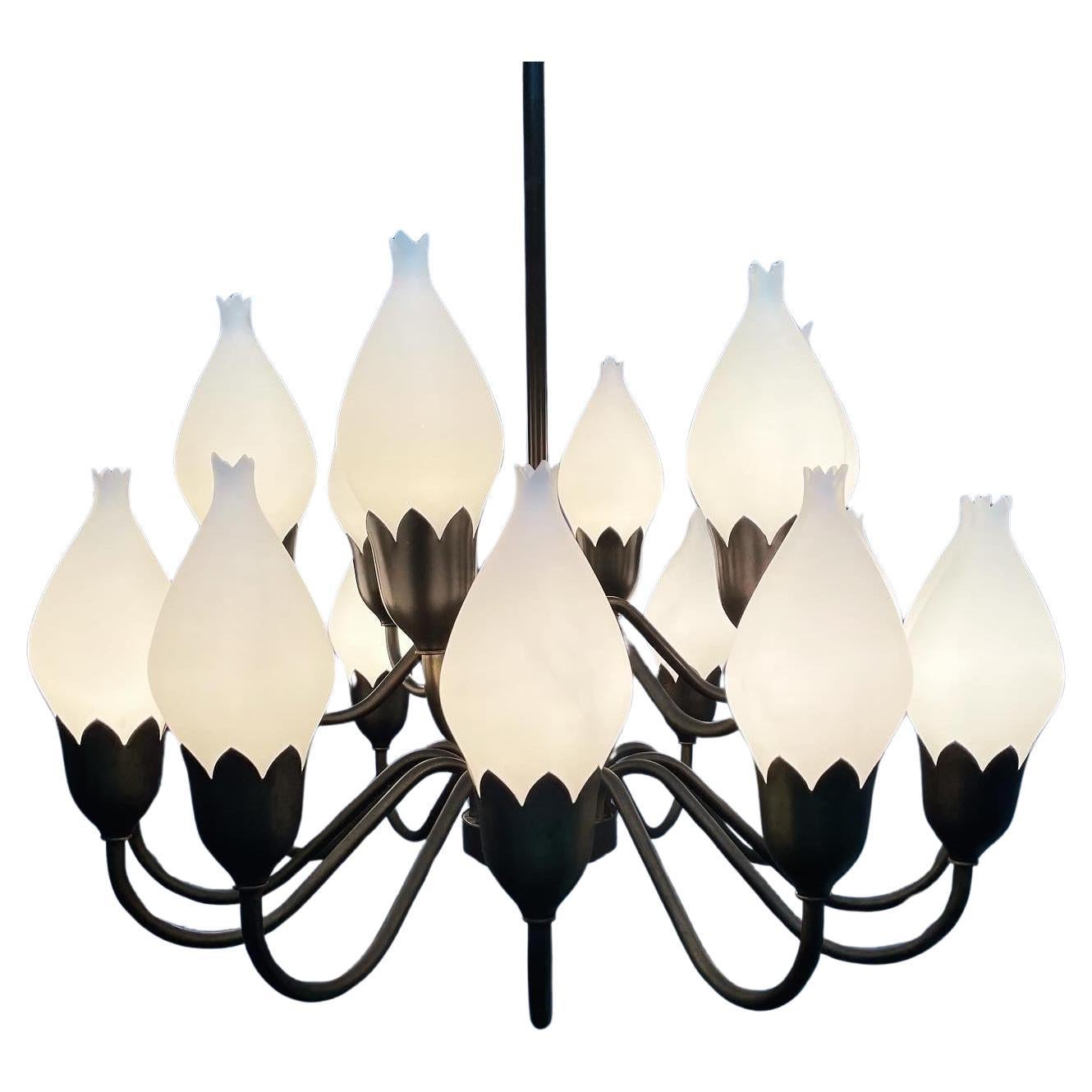 Lustre pendentif tulipe du milieu du siècle à 18 bras de Fog & Mørup, Danemark  en vente