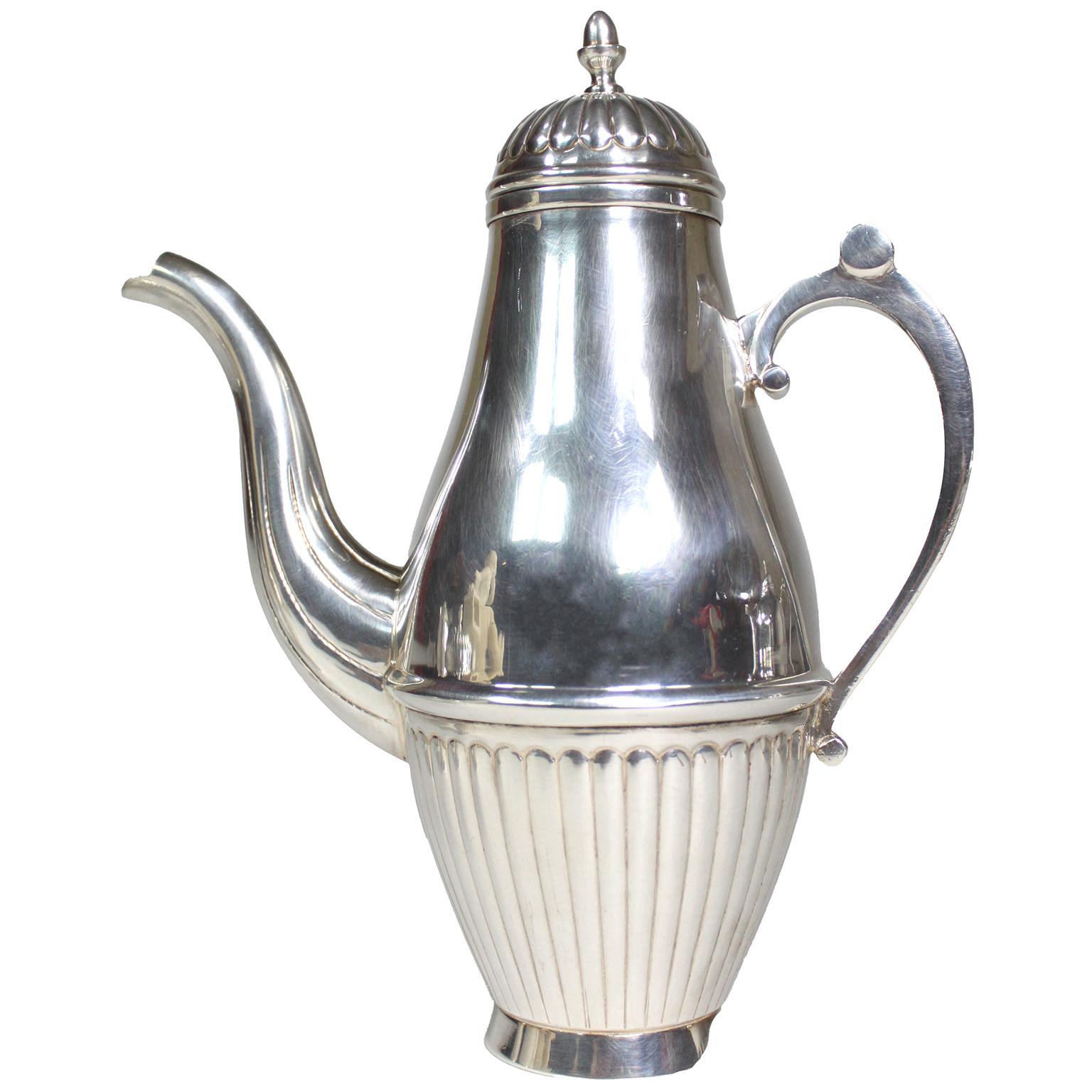 Un affascinante set da tè e caffè in argento placcato di Christofle, risalente alla metà del secolo scorso, composto da cinque pezzi. L'elegante set comprende una caffettiera, una pentola per l'acqua calda, una zuccheriera e una lattiera. Timbro