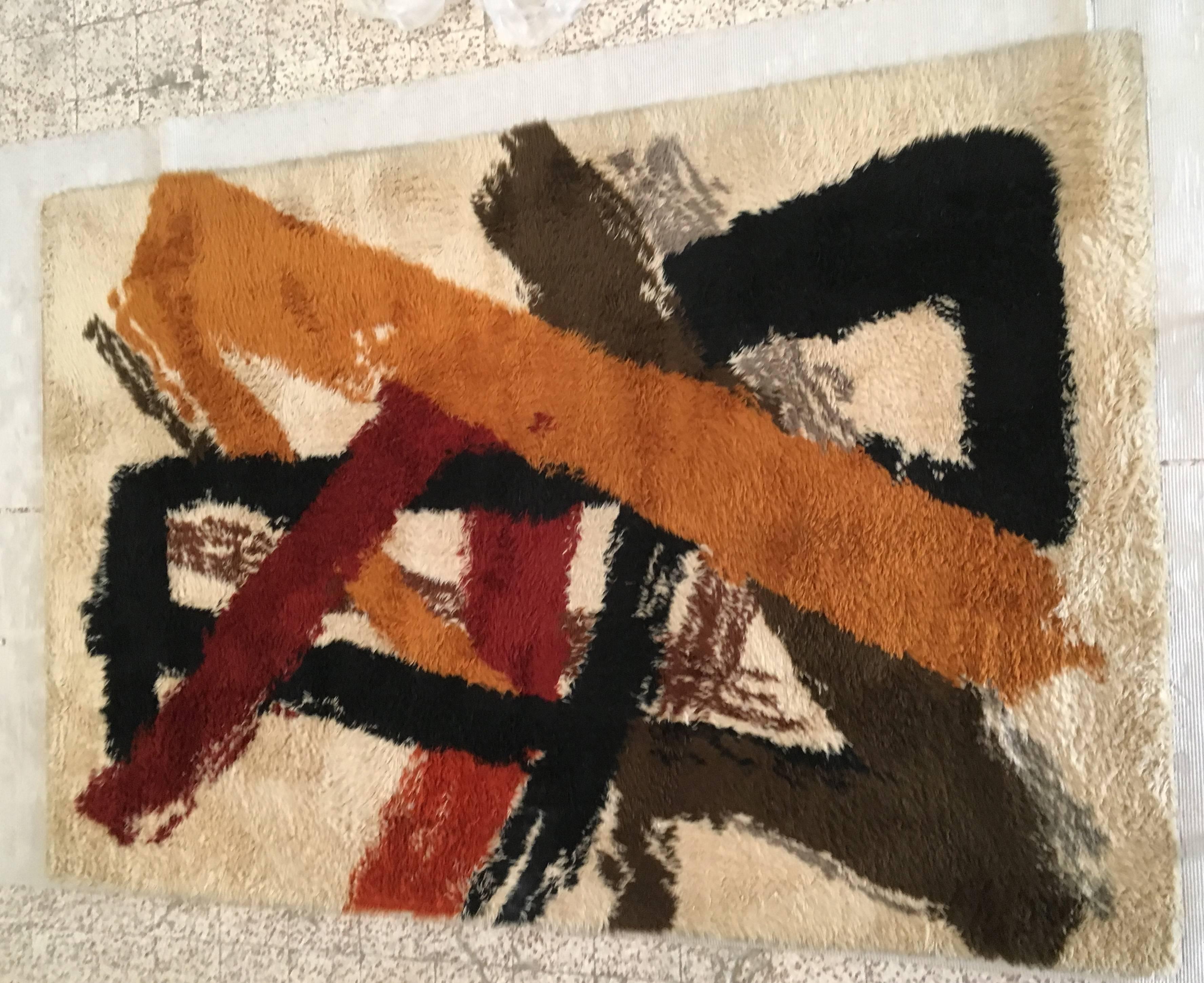 A midcentury abstract iconic carpet manner of artist Franz Kline.
Bearing a tag ‘’Abstractions’’ made in England for ‘Concept International Design Studio ‘ of new York. Under the artistic director John Freeman.
The sophisticated abstract pattern