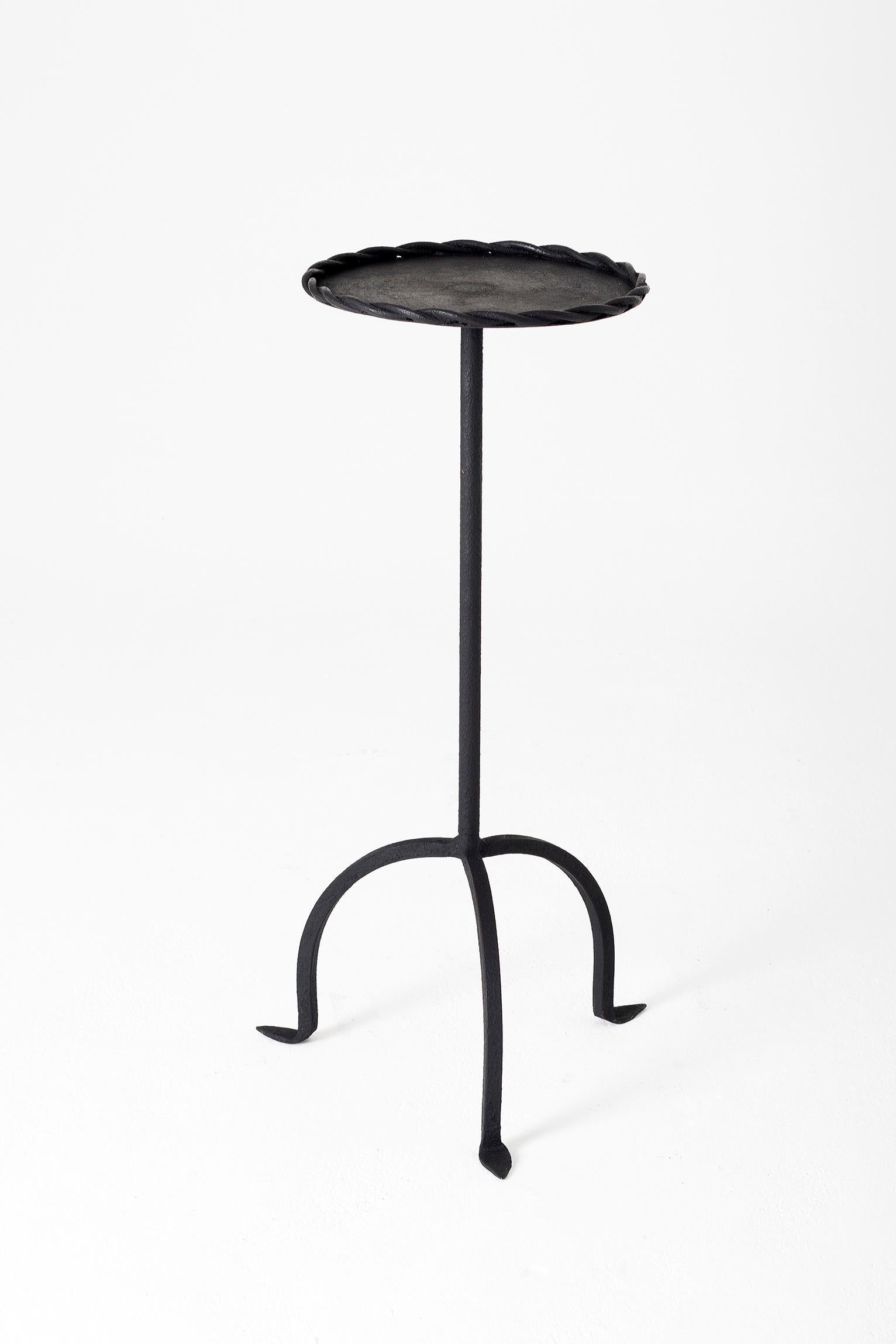 A black patinated wrought iron martini table, with a twisted rope edge
Spain, second half of the 20th century.