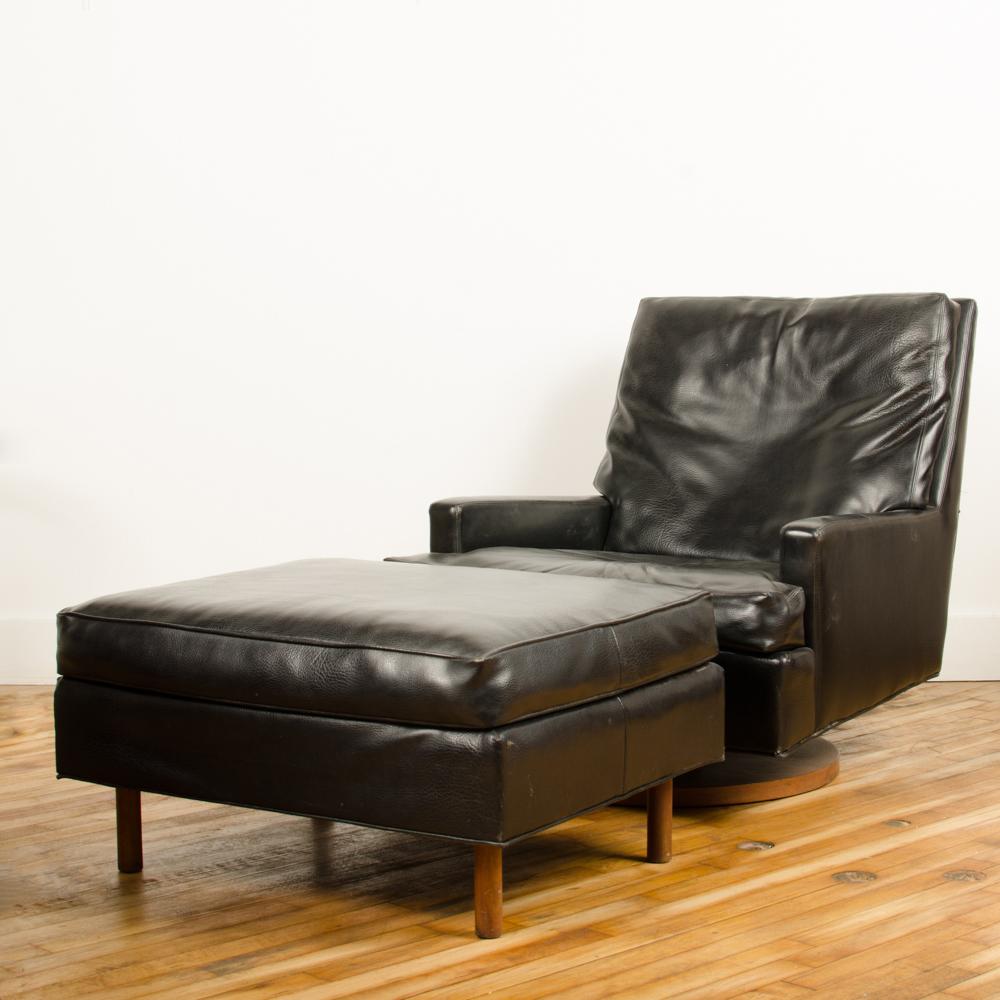 Américain Chaise longue inclinable en cuir noir du milieu du siècle avec Ottoman par M. I&M. en vente