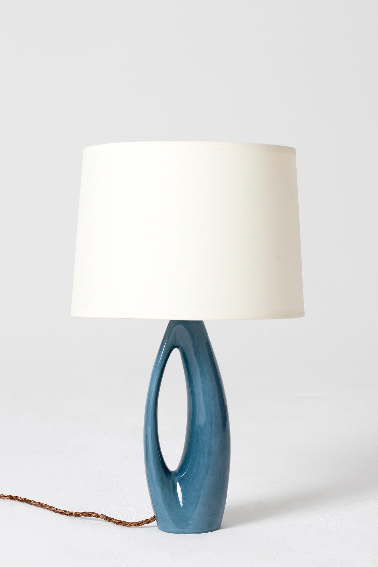 A blue ceramic table lamp by Rörstrand.
Stamped with the maker's mark of the famous Rörstrand porcelain manufacture, the second oldest in Europe.
Sweden, 1950s.
With the shade: 42 cm high by 25 cm diameter
Ceramic only, excluding the brass