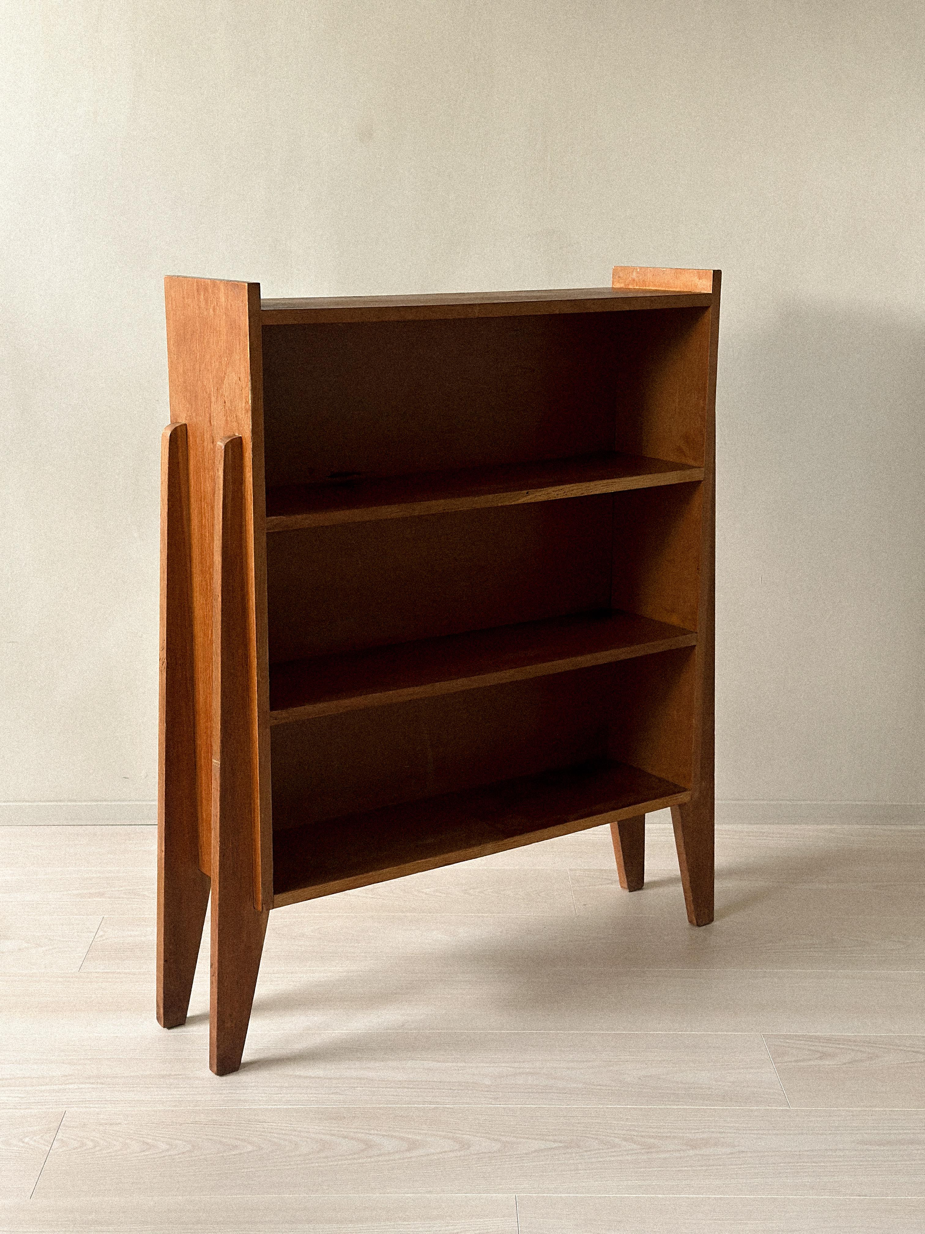 Un'originale libreria di metà secolo con piedi a compasso in quercia, progettata da un designer sconosciuto in Francia, negli anni '50 circa. 