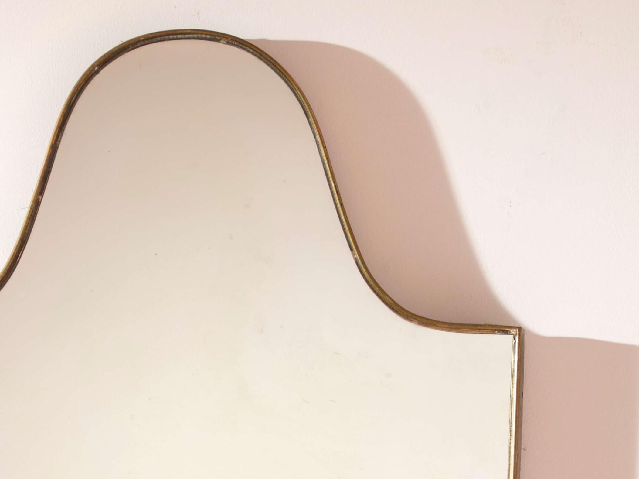 Art déco Miroir en laiton du milieu du siècle avec un cadre en forme de bouclier, Italie, années 1950. en vente