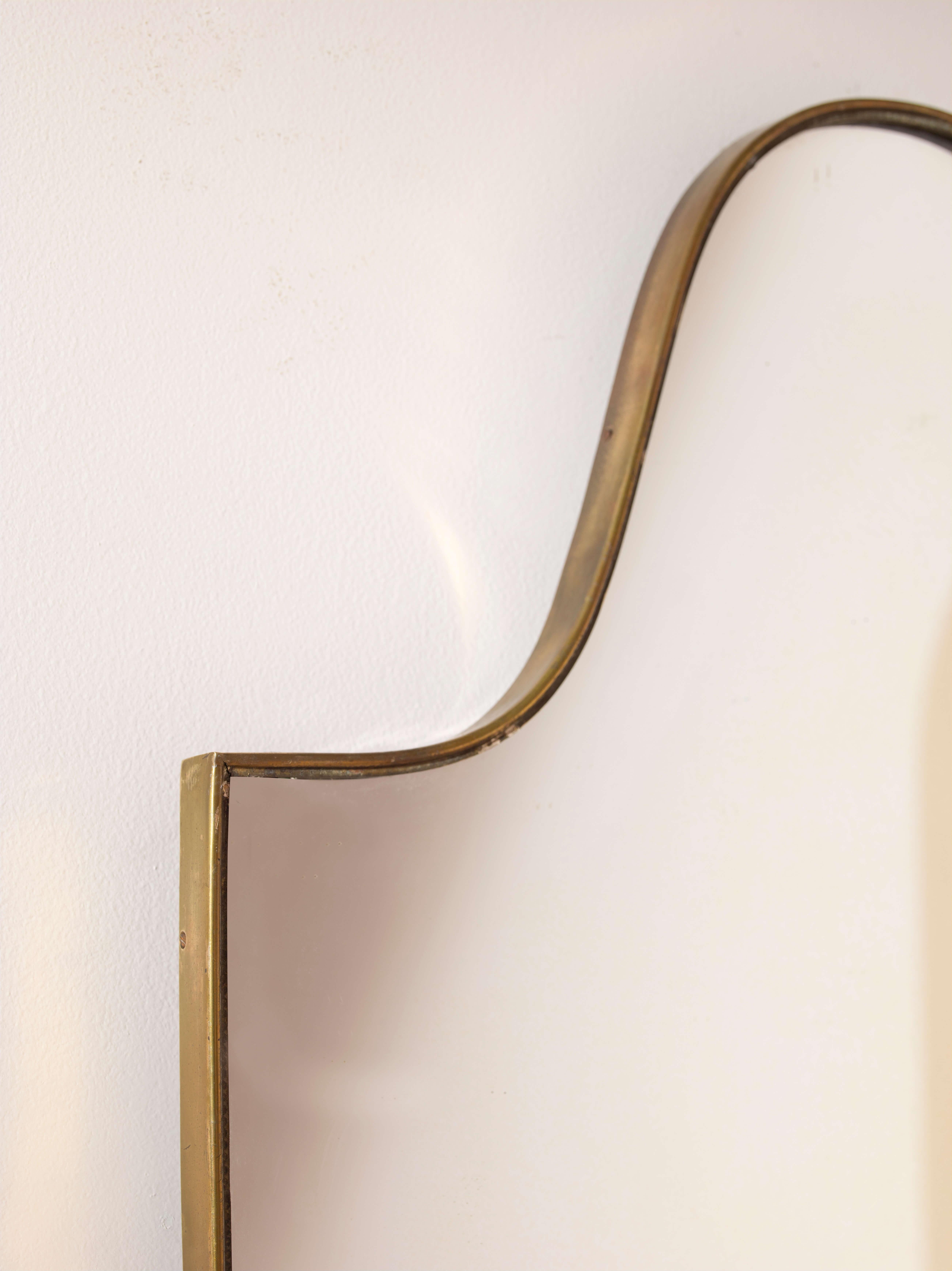 italien Miroir en laiton du milieu du siècle avec un cadre en forme de bouclier, Italie, années 1950. en vente