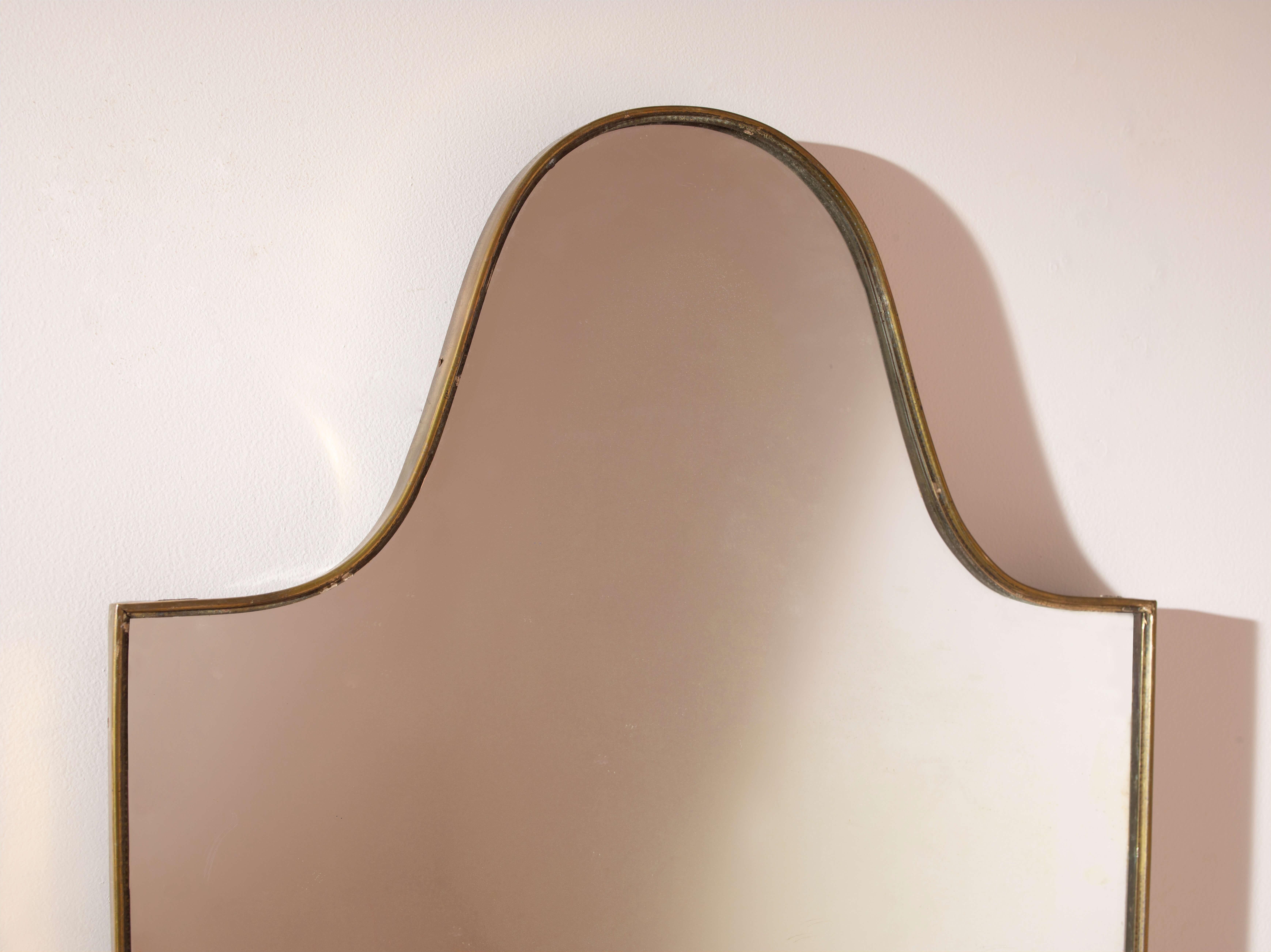 Milieu du XXe siècle Miroir en laiton du milieu du siècle avec un cadre en forme de bouclier, Italie, années 1950. en vente
