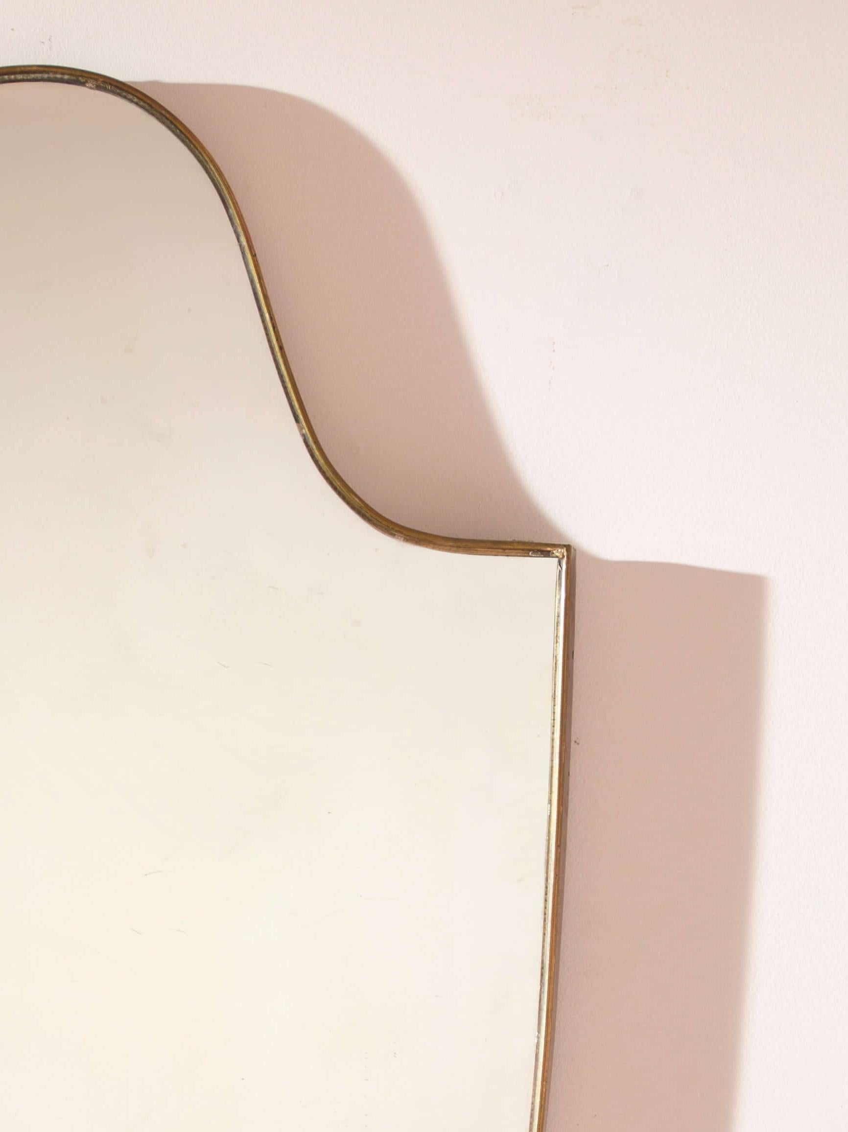 Laiton Miroir en laiton du milieu du siècle avec un cadre en forme de bouclier, Italie, années 1950. en vente