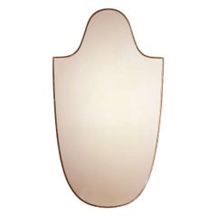 Miroir en laiton du milieu du siècle avec un cadre en forme de bouclier, Italie, années 1950.