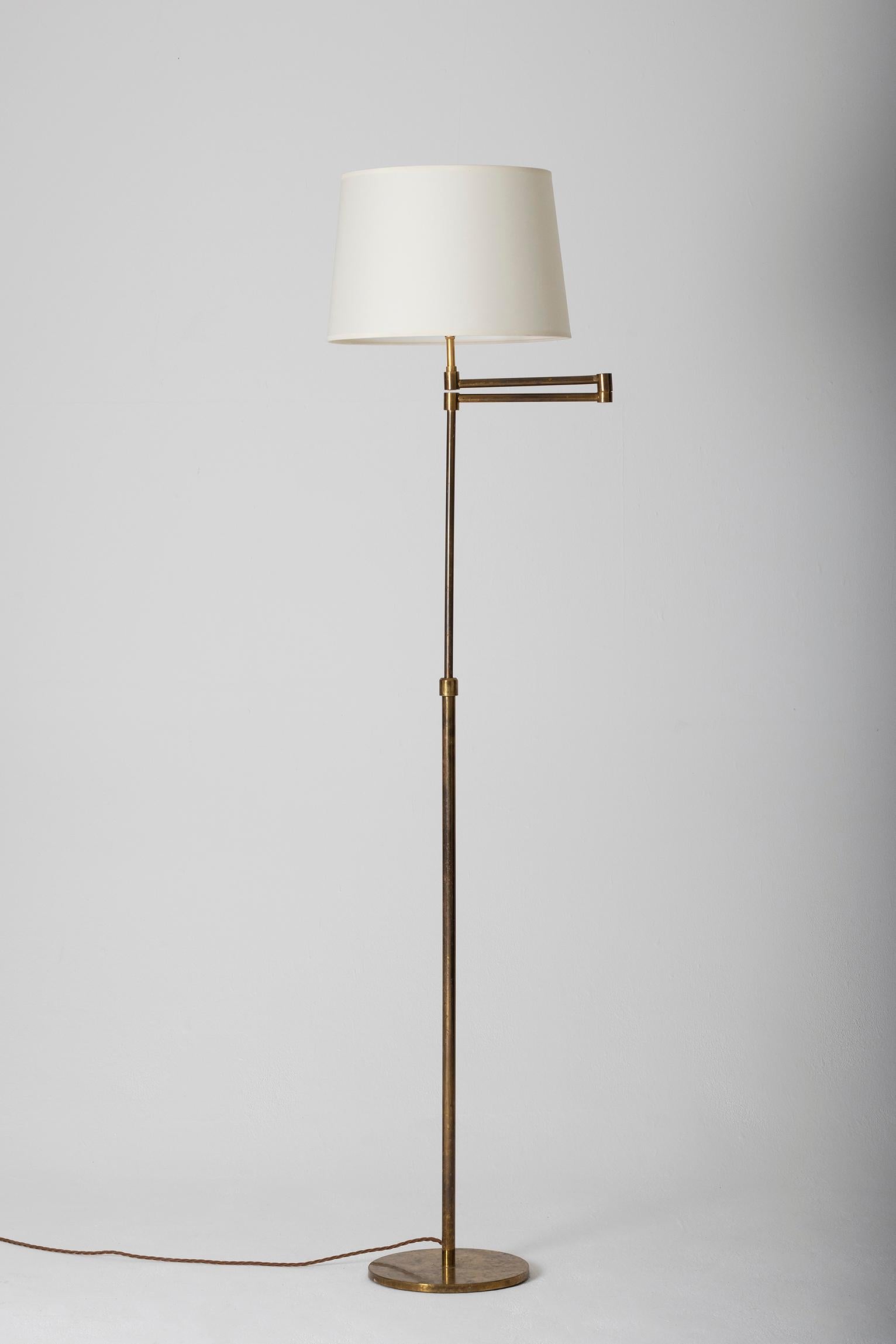 A brass telescopic reading floor lamp, with a swiveling arm.
France, third quarter of the 20th century.
The height can vary between 140 and 180 cm.
Diameter of the brass base is 24 cm. The diameter of the shade is 36 cm.