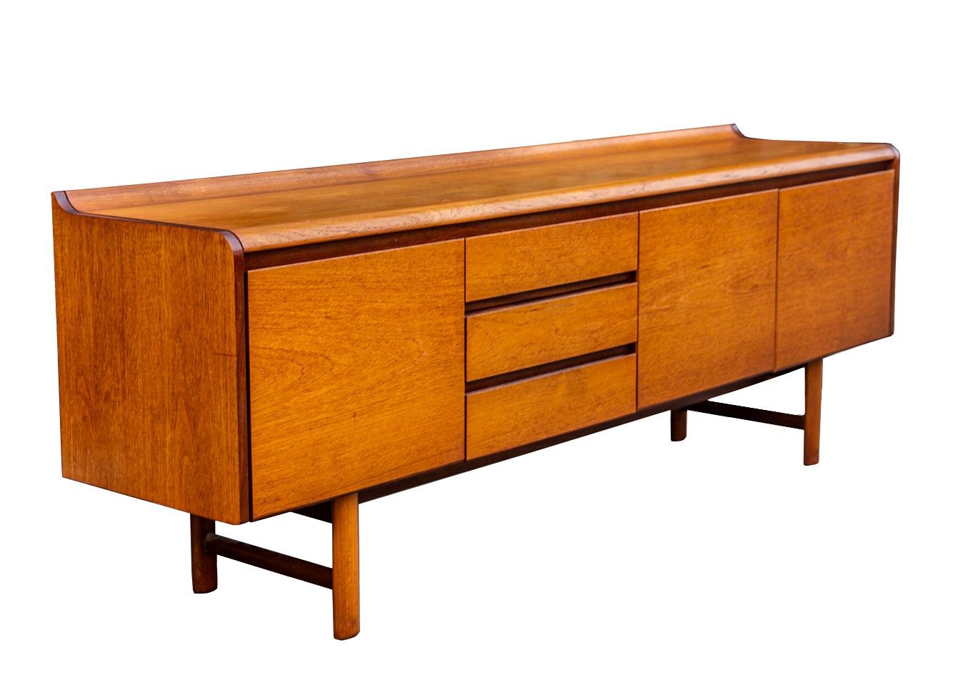 Mid-Century Modern A mid-century British minimalist linear form sideboard c1965 For Sale
