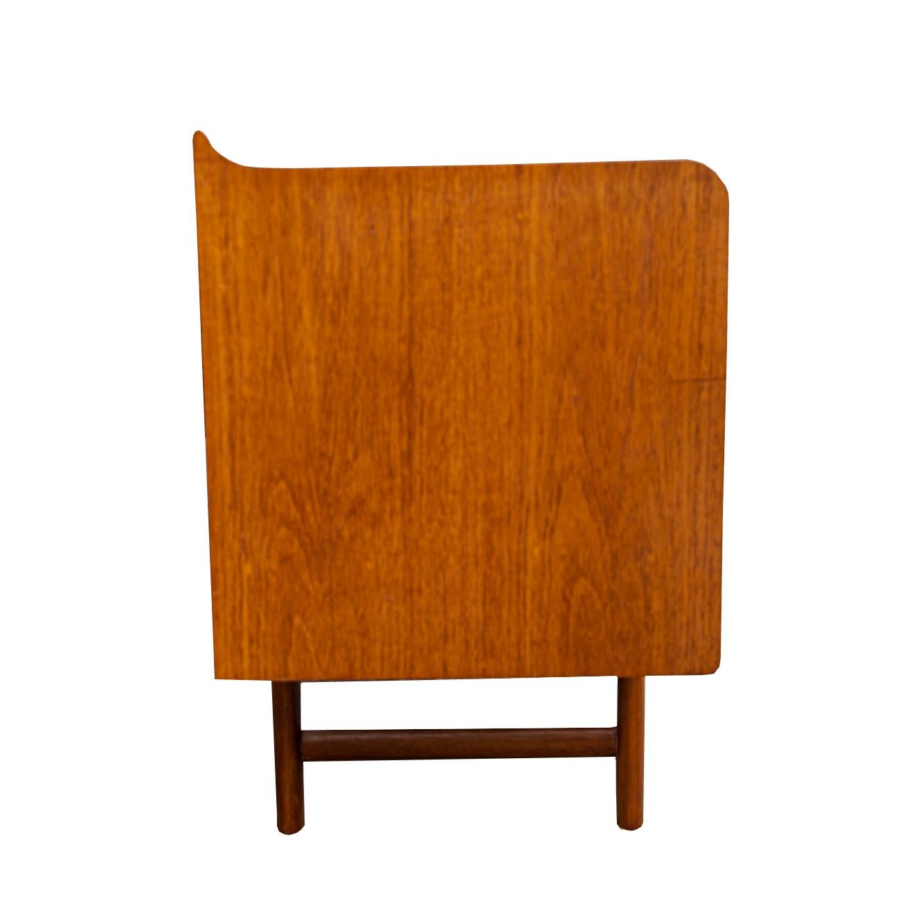 Ein britisches minimalistisches Sideboard in linearer Form aus der Mitte des Jahrhunderts (1965) (Tischlerei) im Angebot