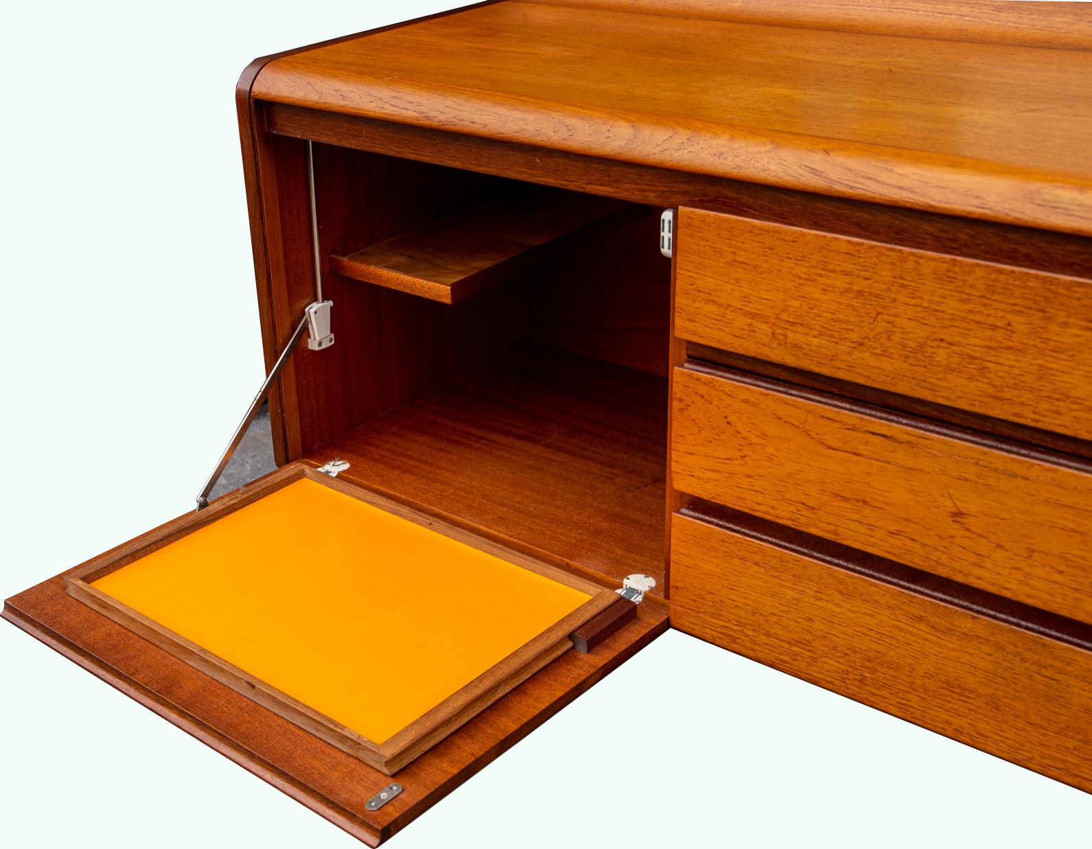 Teak A mid-century British minimalist linear form sideboard c1965 For Sale