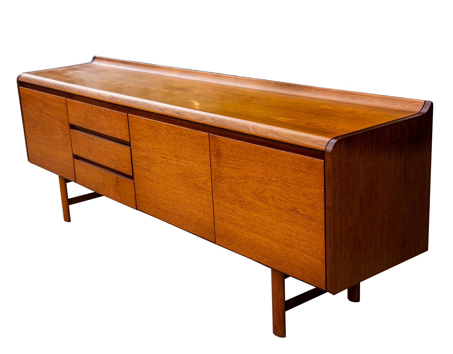 A mid-century British minimalist linear form sideboard c1965 For Sale 2