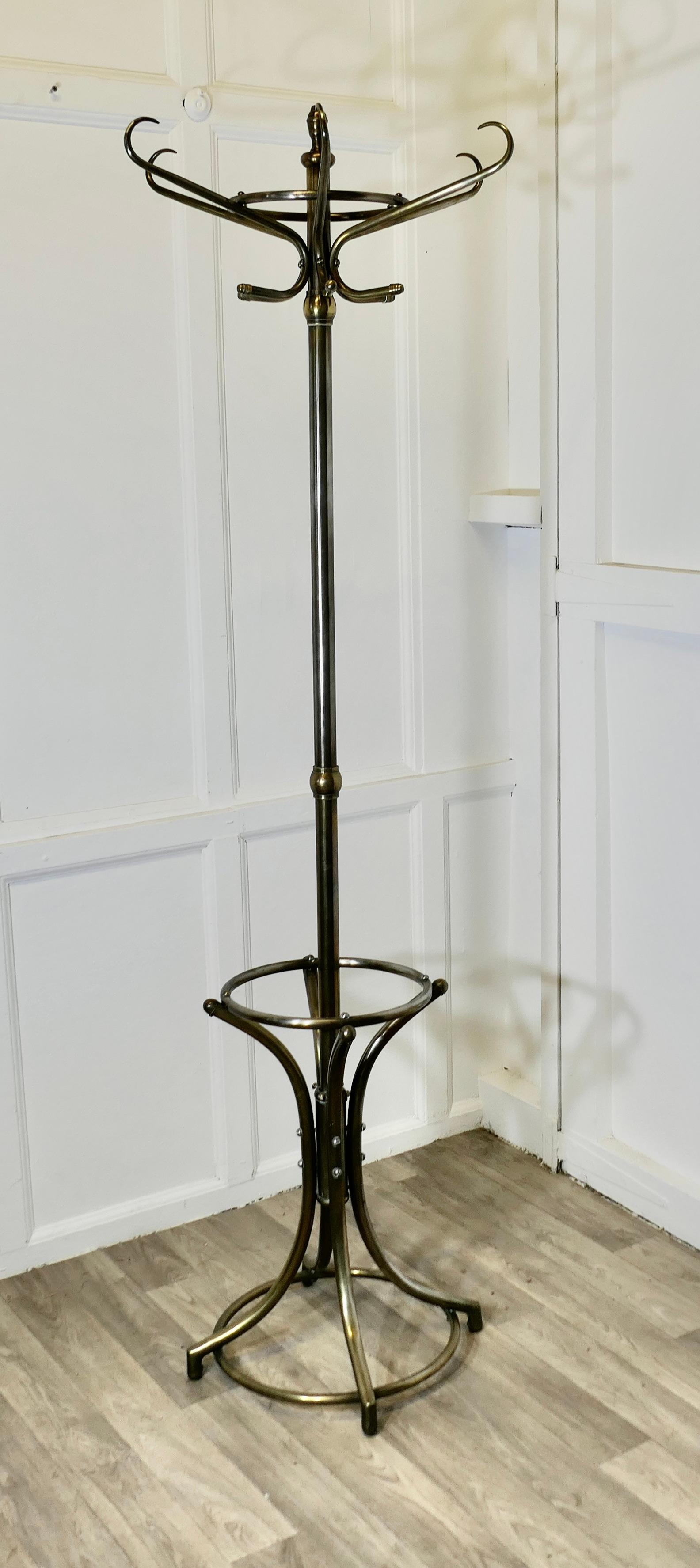 A. Hall in acciaio spazzolato di metà secolo

Si tratta di un design già noto, utilizzato nei supporti in legno curvato, ma questo è decisamente al passo con i tempi: è realizzato in acciaio spazzolato con una finitura in ottone antico.
Un insolito
