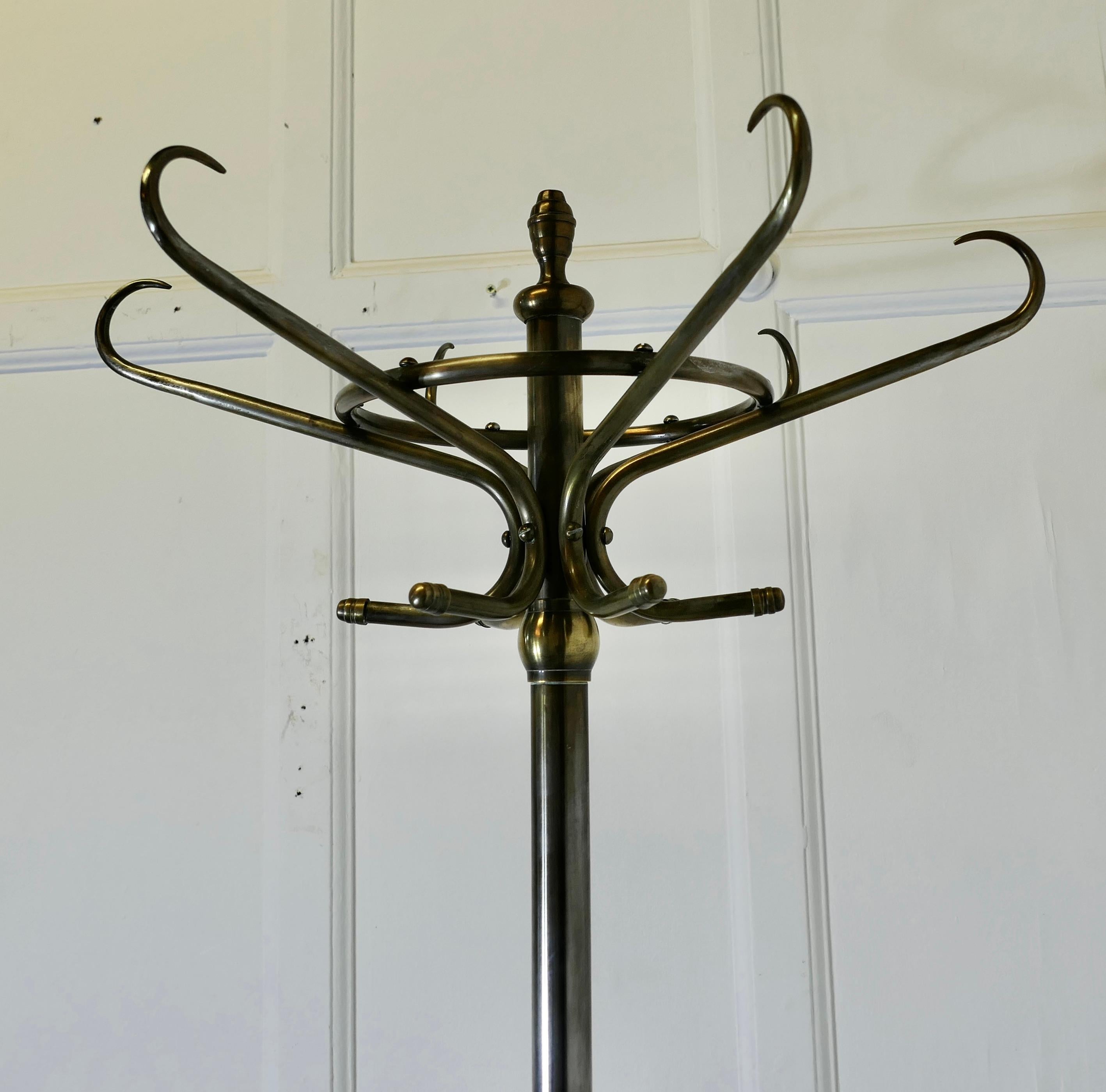 Metà XX secolo A. Hall in acciaio spazzolato di metà secolo  Si tratta di un design già noto. in vendita