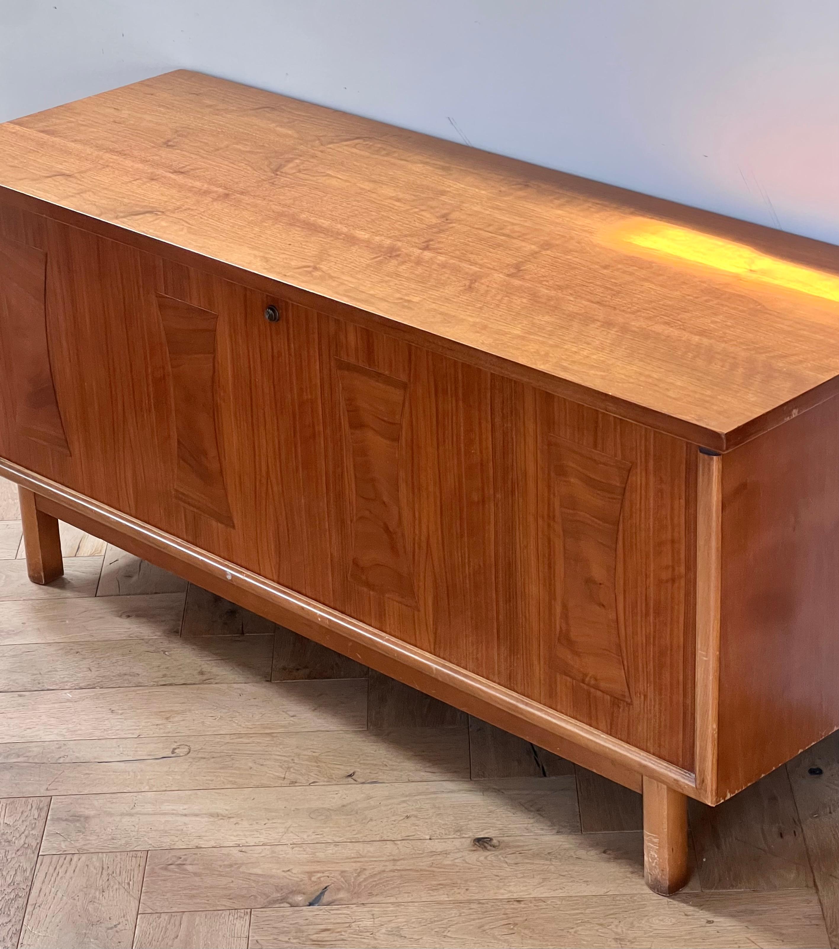 Mid-Century Modern A mid century cedar wood blanket chest by Lane, circa 1960