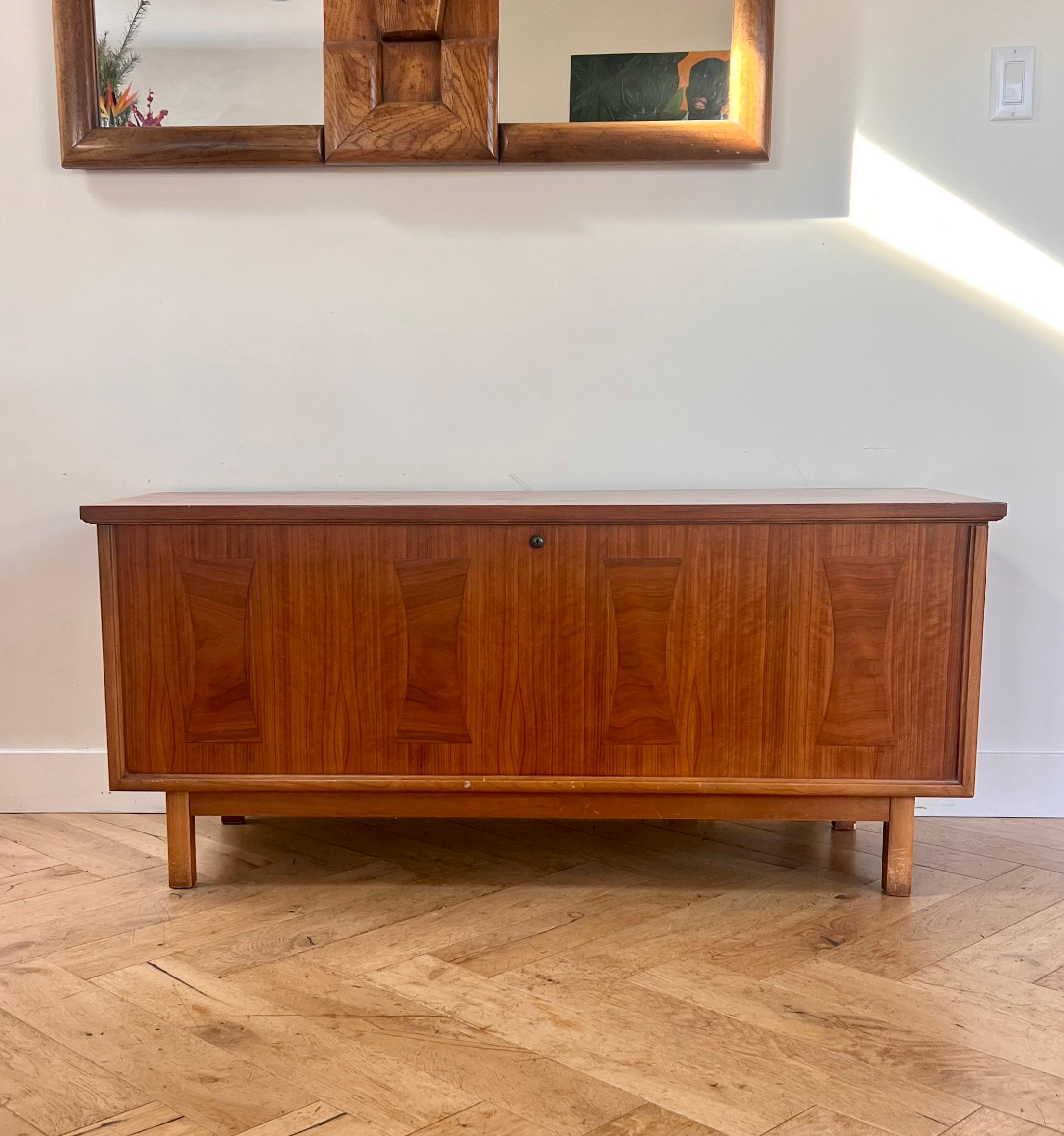 A mid century cedar wood blanket chest by Lane, circa 1960 In Good Condition In View Park, CA