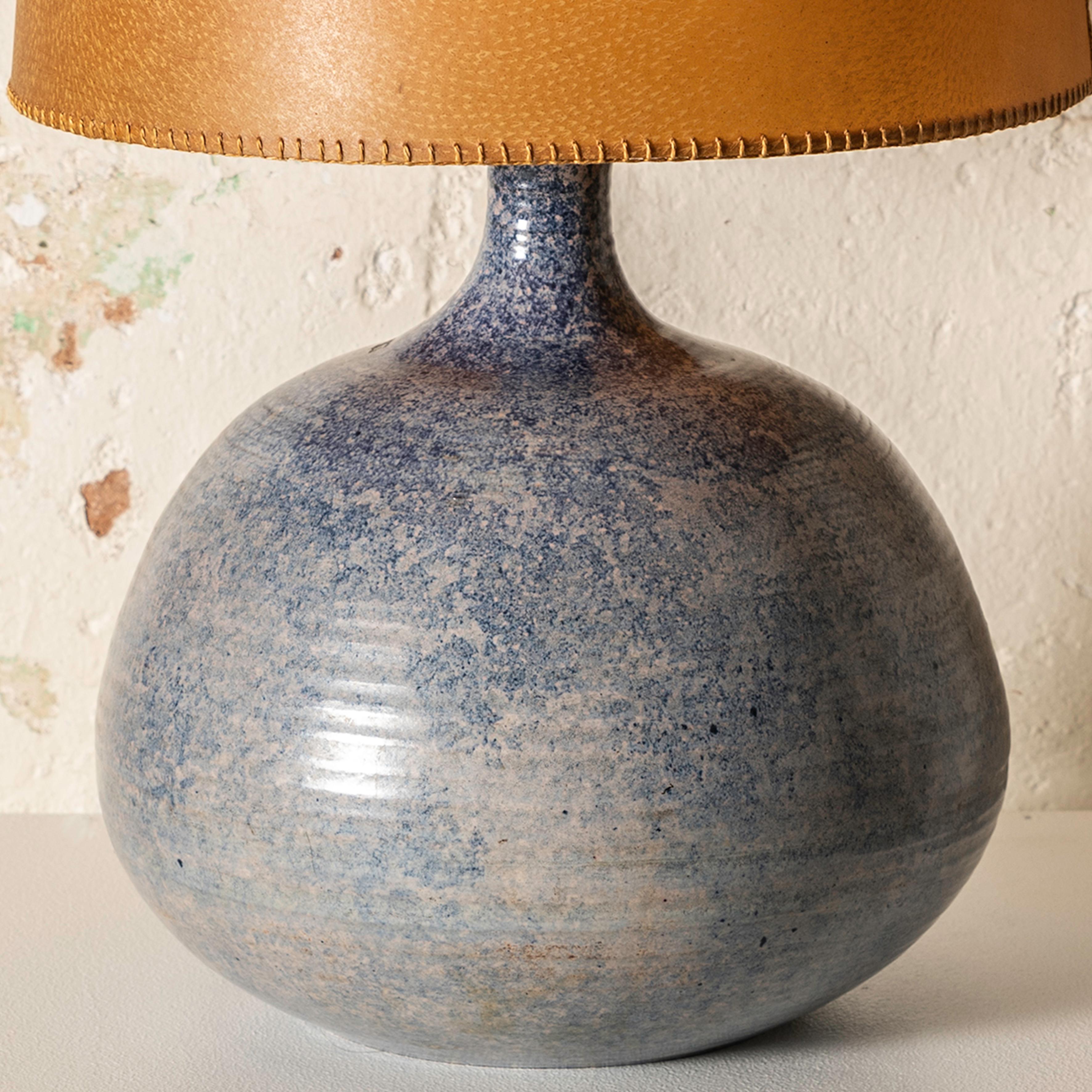 Investir dans cette lampe en céramique émaillée du milieu du siècle par Jean Pierre Gasnier est l'occasion de posséder une pièce d'art intemporelle qui apporte à la fois style et fonctionnalité à votre espace de vie. Jean Pierre Gasnier a été