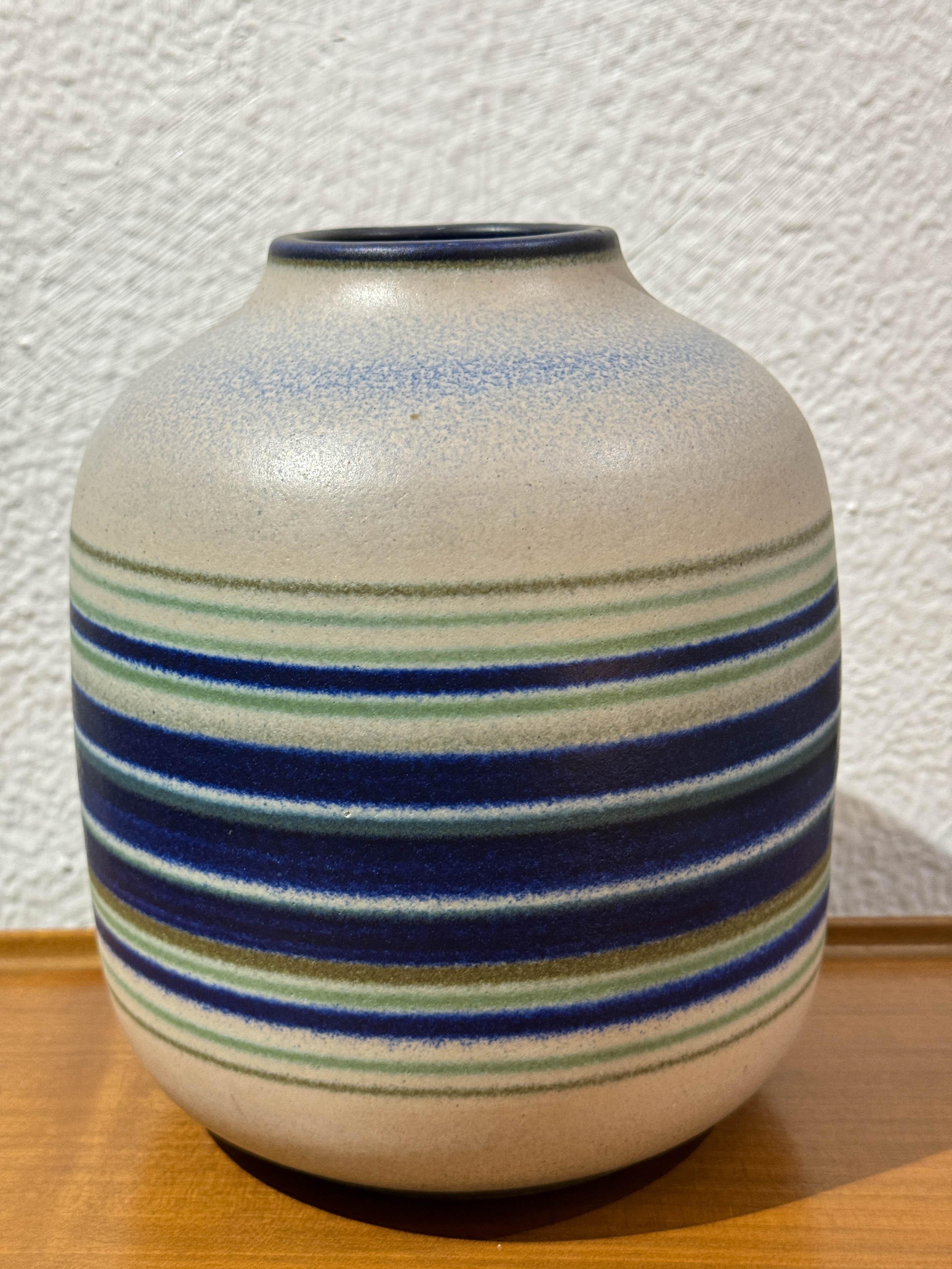 20th Century A mid-century ceramic glazed vase by Atelier Serra For Sale