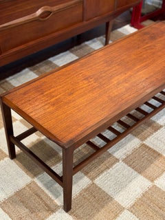 Ein Couchtisch aus der Mitte des Jahrhunderts aus Teakholz mit einer Ablage für Zeitschriften aus den 1960er Jahren