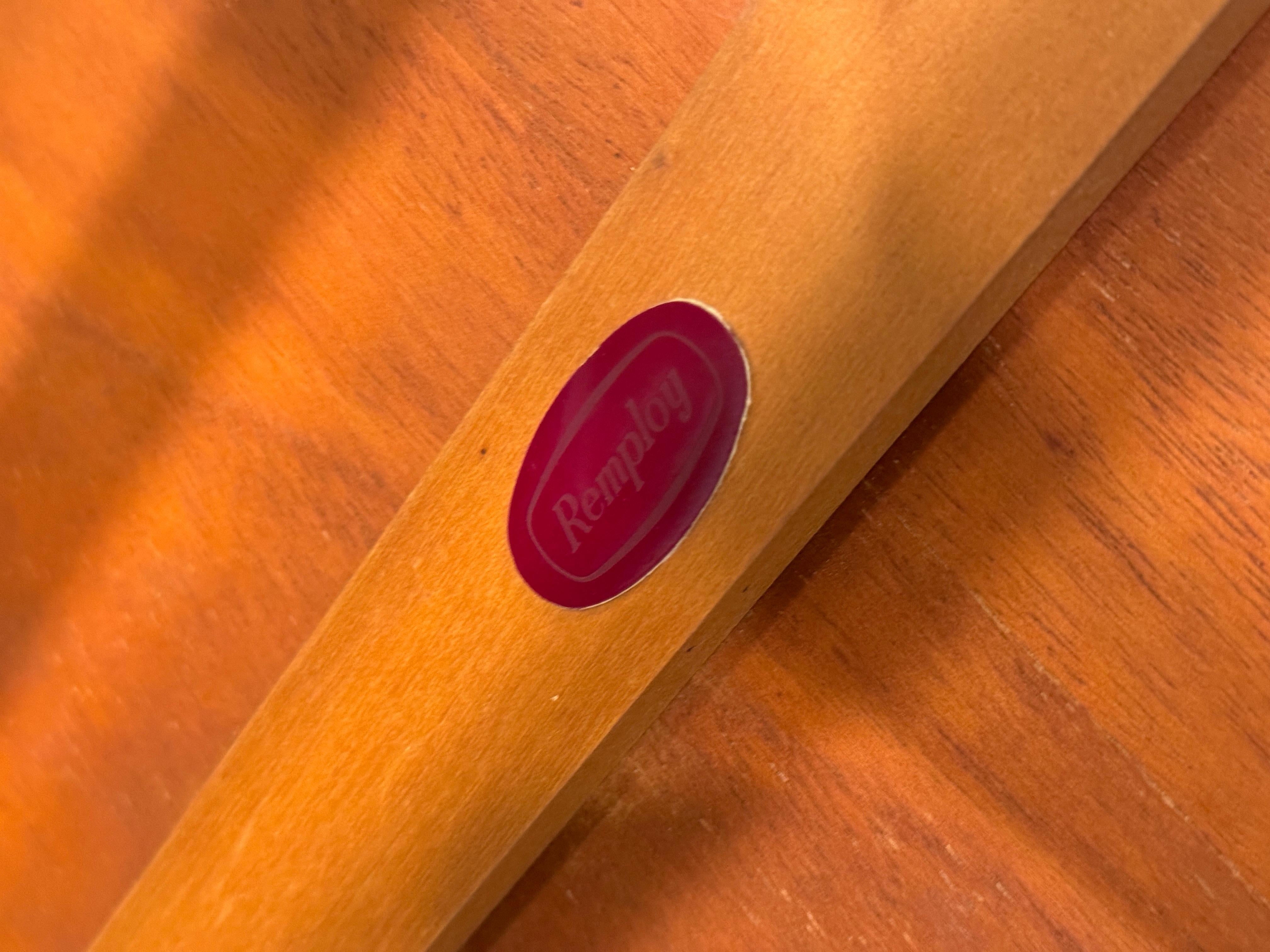 Mid-Century Modern Une table basse du milieu du siècle dernier en teck avec une étagère de magazines à échelles des années 1960 en vente