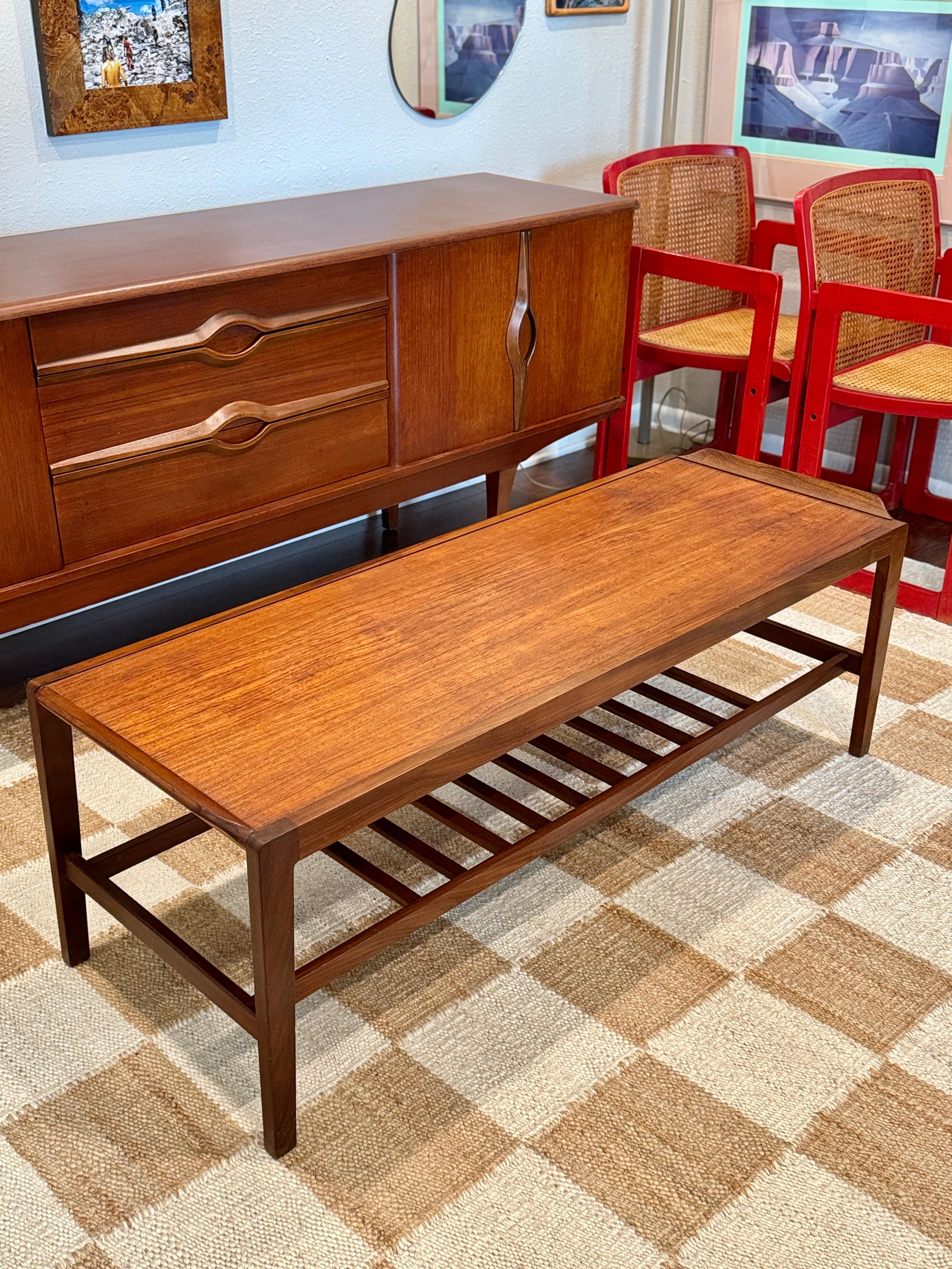 Une table basse du milieu du siècle dernier en teck avec une étagère de magazines à échelles des années 1960 Bon état - En vente à Houston, TX