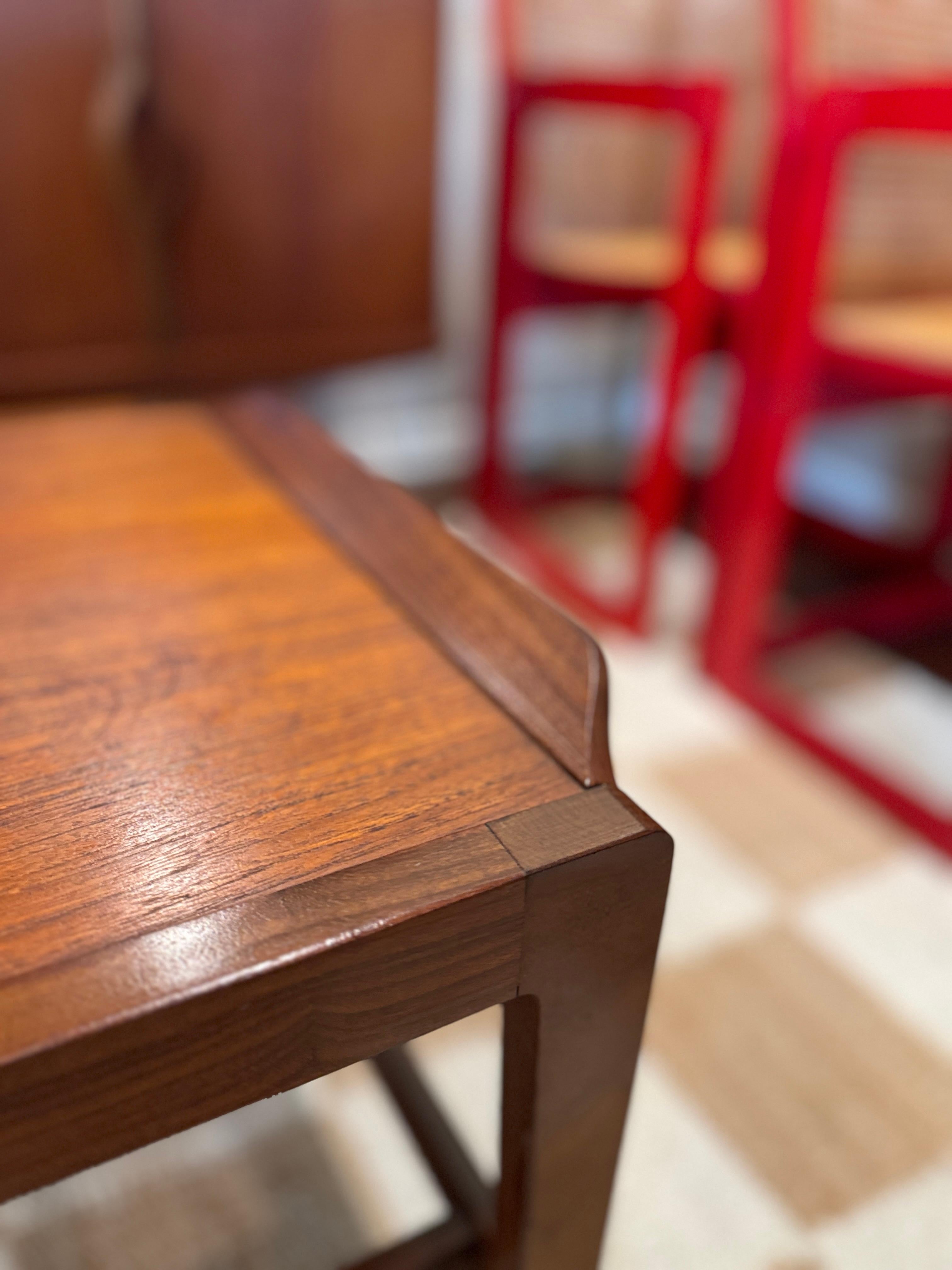 Bois Une table basse du milieu du siècle dernier en teck avec une étagère de magazines à échelles des années 1960 en vente