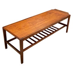 Mesa de centro de mediados de siglo fabricada en teca con estante escalonado para revistas Años 60