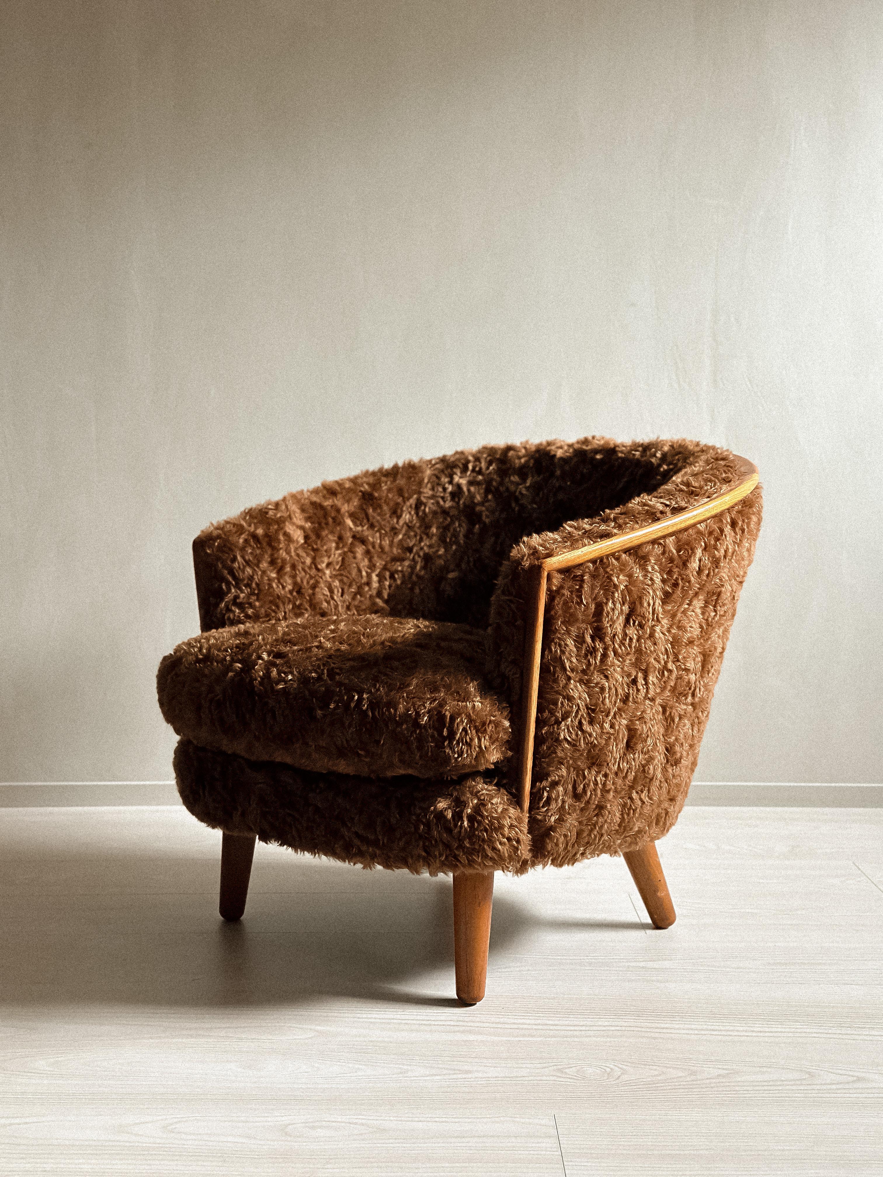 This is a beautiful mid-century Egg Chair designed by P.I. Langlo of Norway in the 1950s. This chair has been newly reupholstered in a luxurious longhair mohair fabric in a rich silky brown color, designed by Raff Simmons and supplied by Kvadrat.