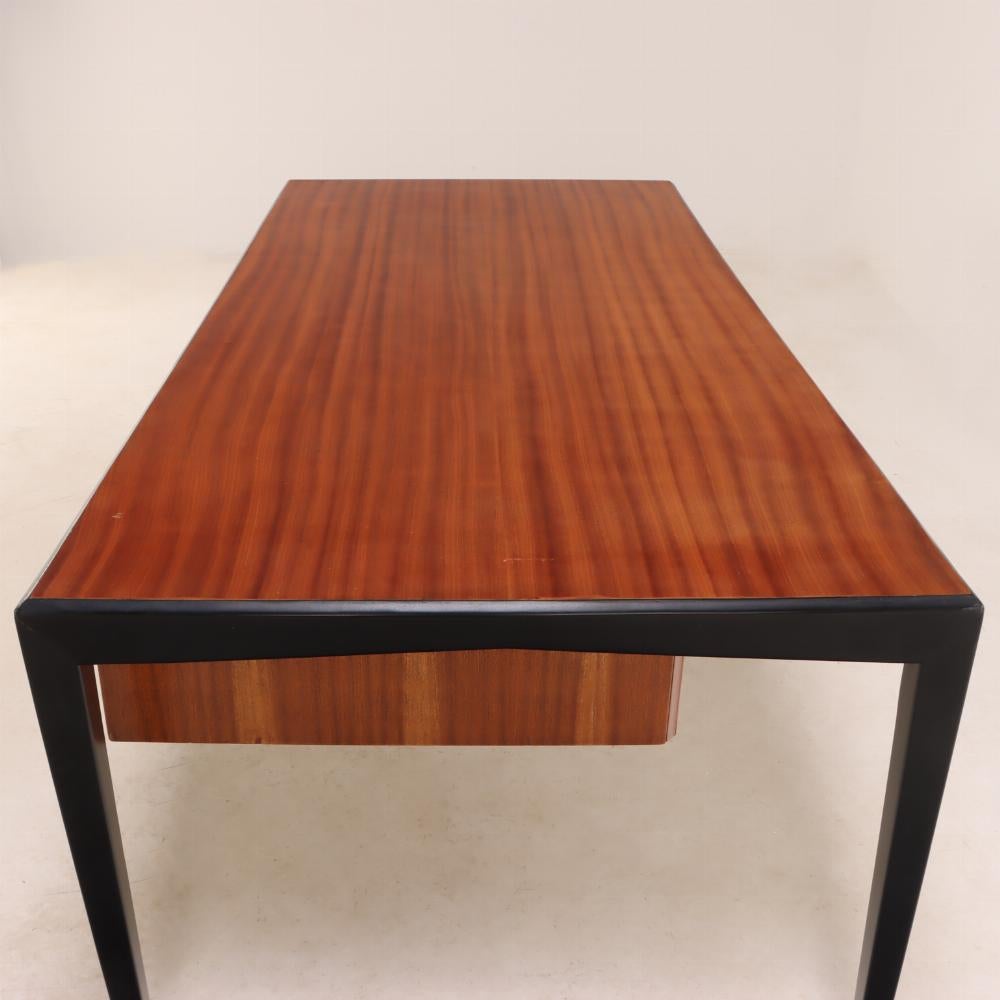 Mid-Century moderno Scrivania direzionale in mogano di metà secolo, A.I.C. 1960. in vendita