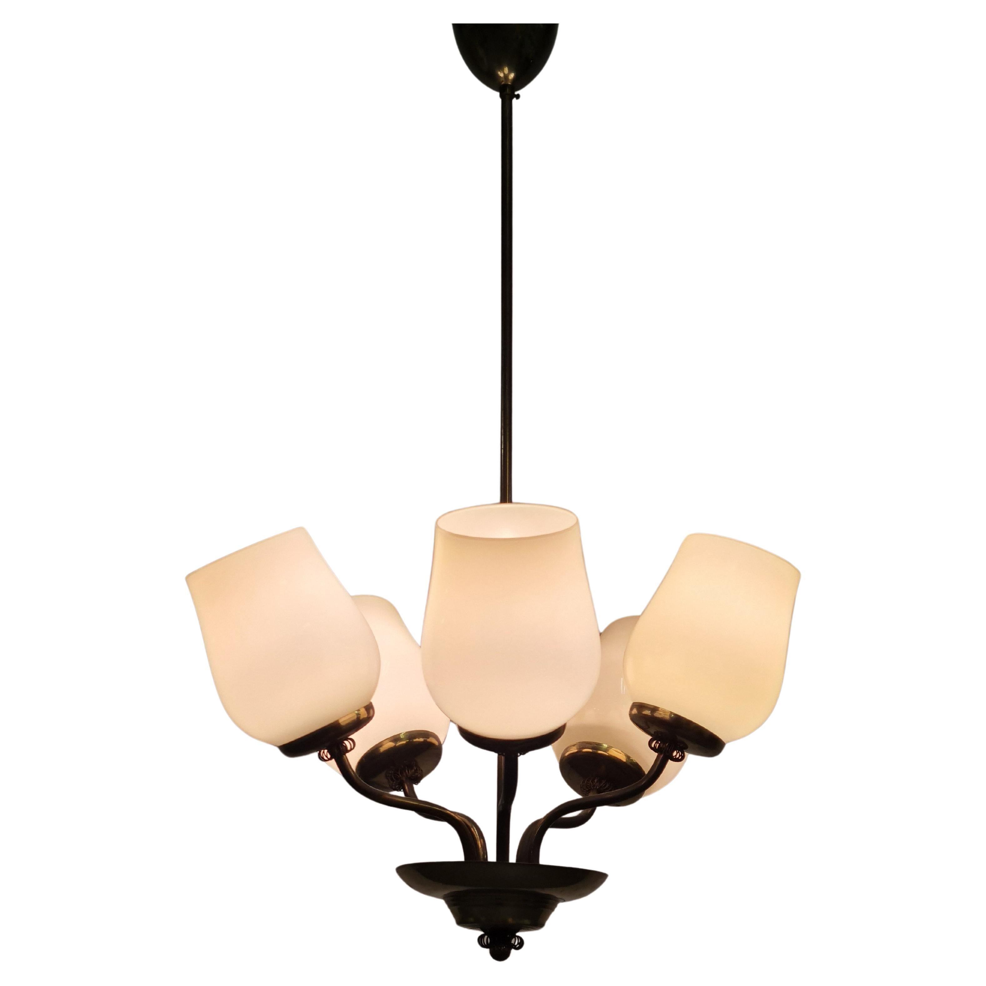 Il s'agit d'un plafonnier typique du design finlandais des années 1950, qui présente quelques similitudes avec les luminaires de Paavo Design-Light. Comme tout le monde n'avait pas les moyens de s'offrir des Tynell, ces derniers étaient assez