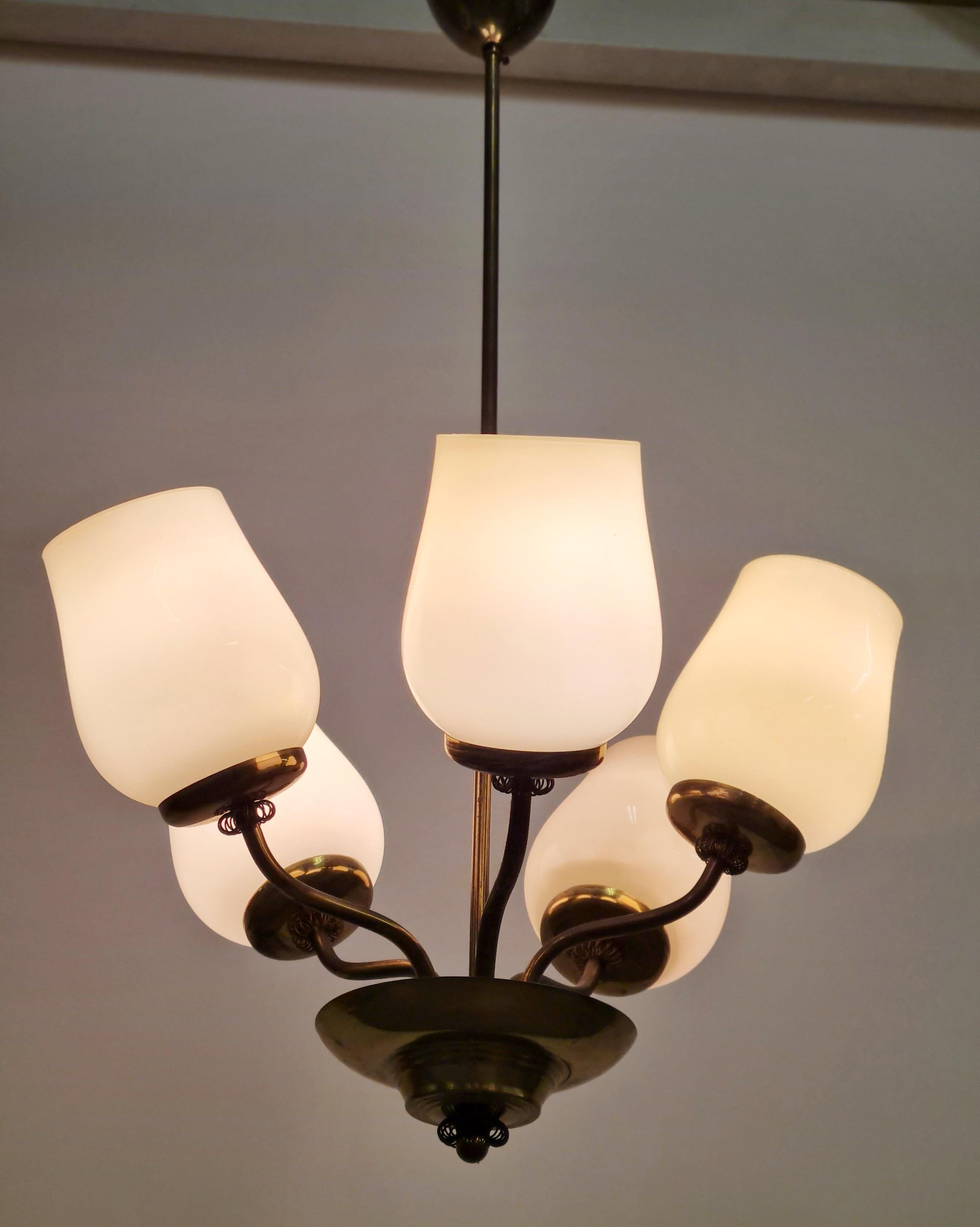 Verre opalin Lampe design finlandaise du milieu du siècle en laiton et verre, Saariston Valaisin Oy, années 1950