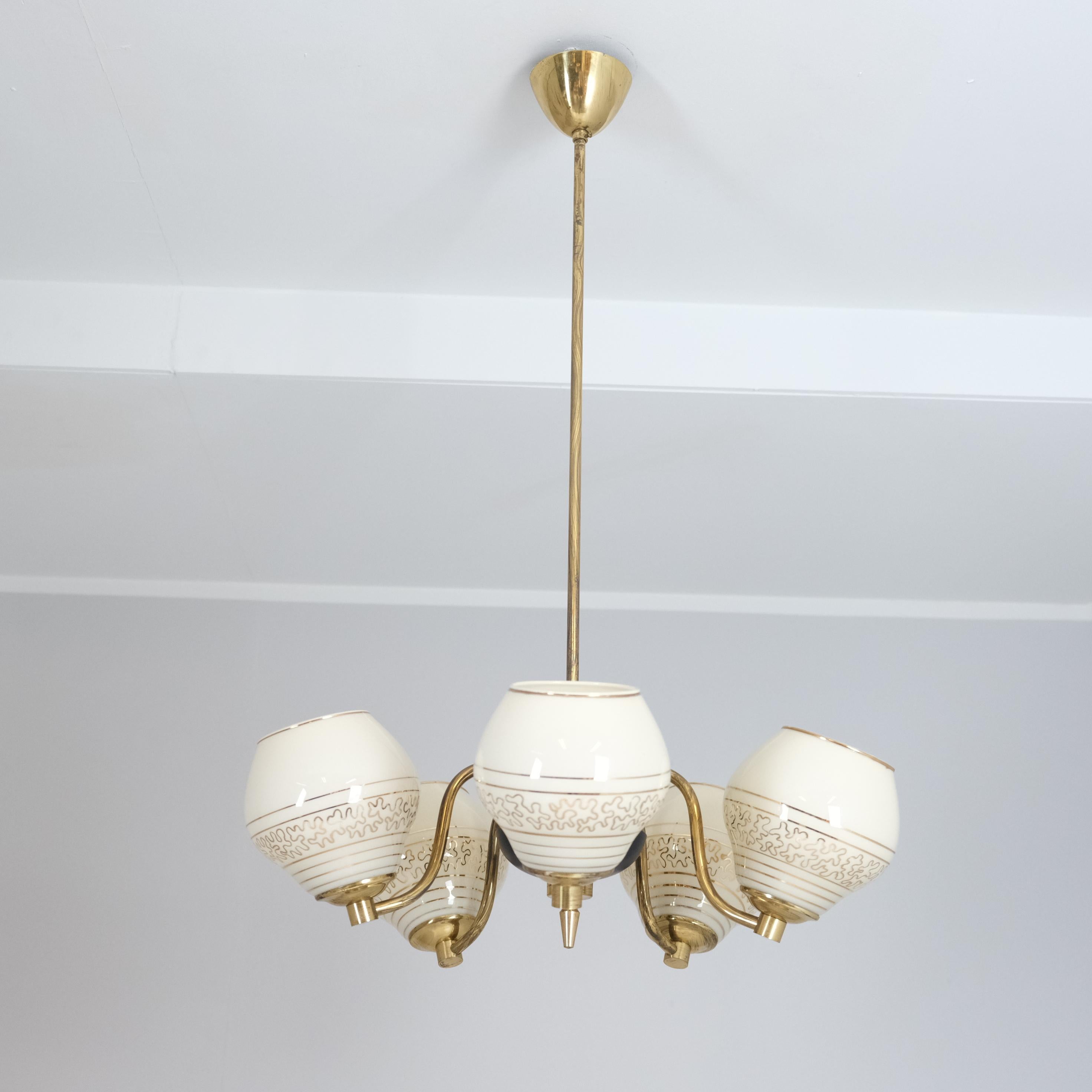 Lámpara de diseño finlandés de mediados de siglo en latón y cristal, Saariston Valaisin Oy, años 1960 Escandinavo moderno en venta