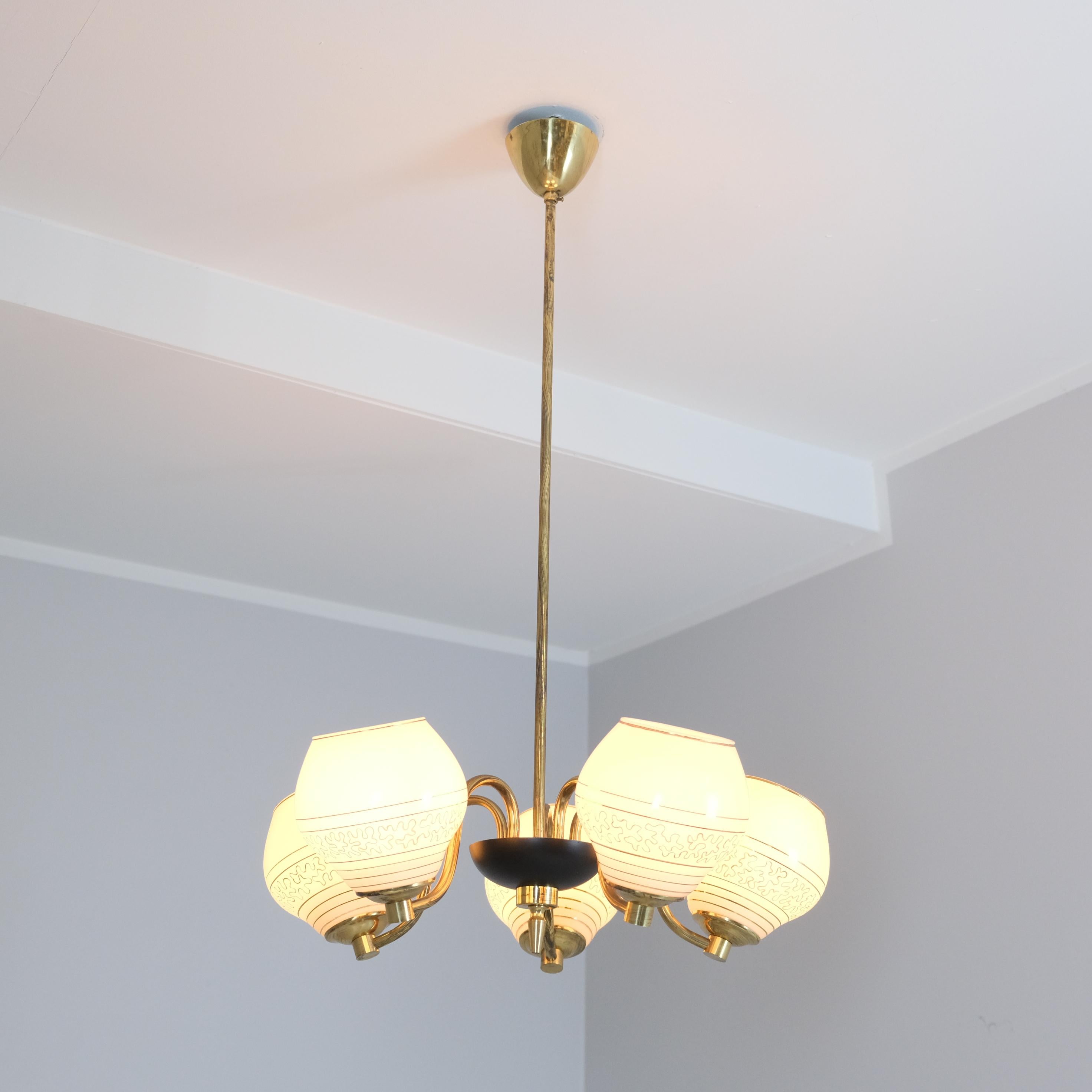 Lámpara de diseño finlandés de mediados de siglo en latón y cristal, Saariston Valaisin Oy, años 1960 Finlandés en venta