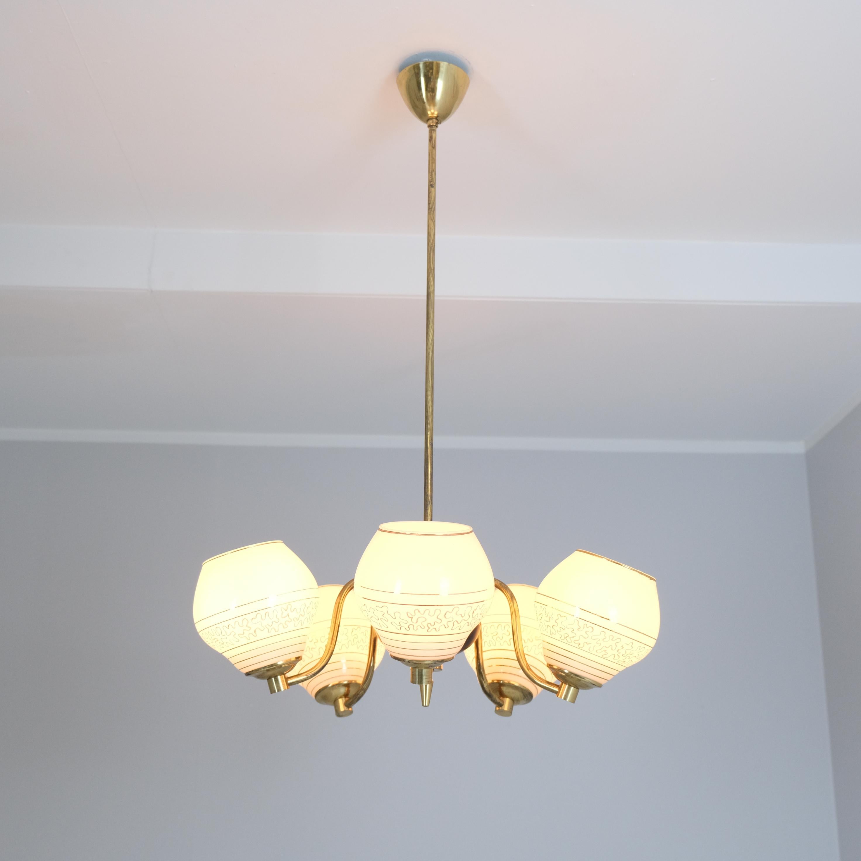 Lámpara de diseño finlandés de mediados de siglo en latón y cristal, Saariston Valaisin Oy, años 1960 en Bueno estado para la venta en Helsinki, FI