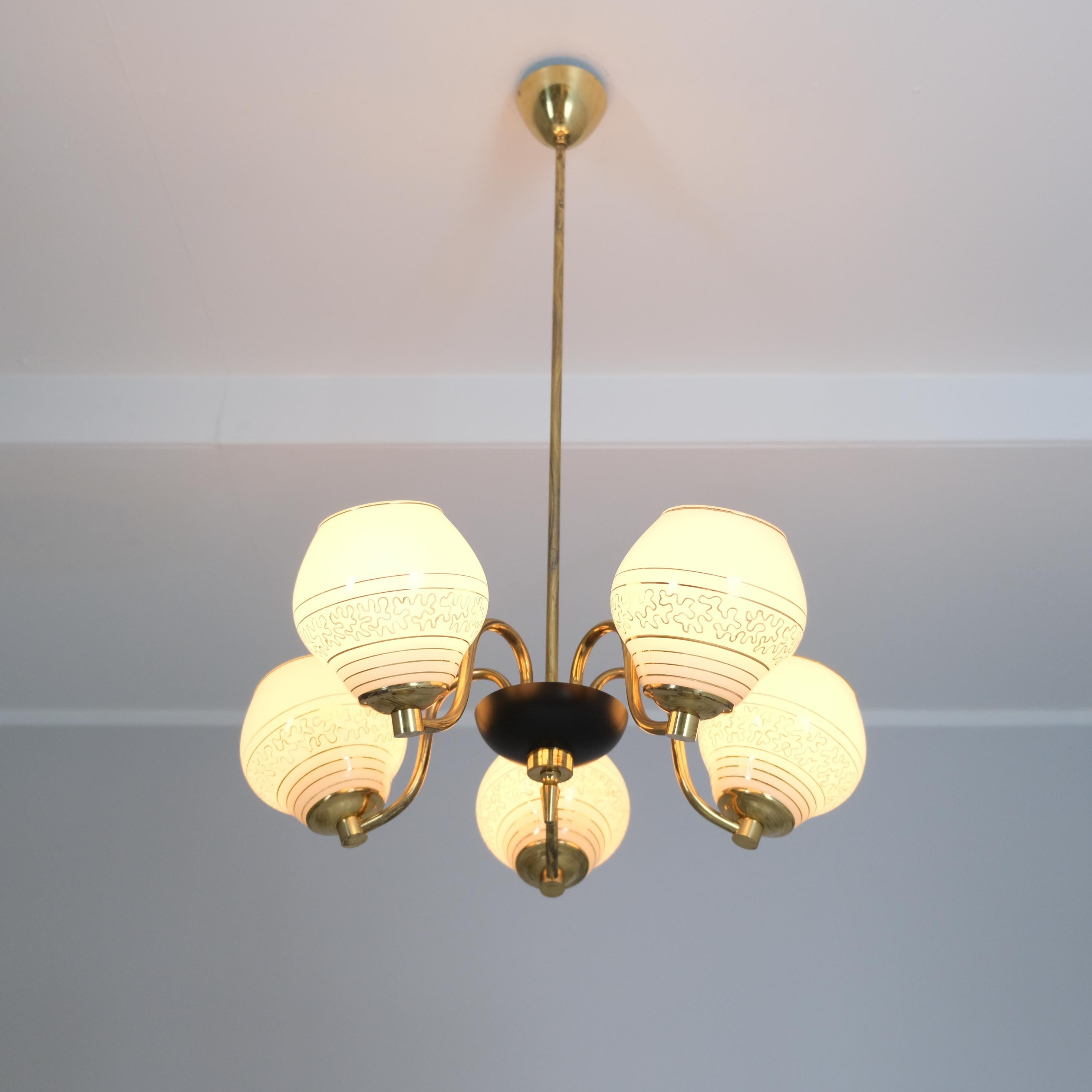 Lámpara de diseño finlandés de mediados de siglo en latón y cristal, Saariston Valaisin Oy, años 1960 mediados del siglo XX en venta