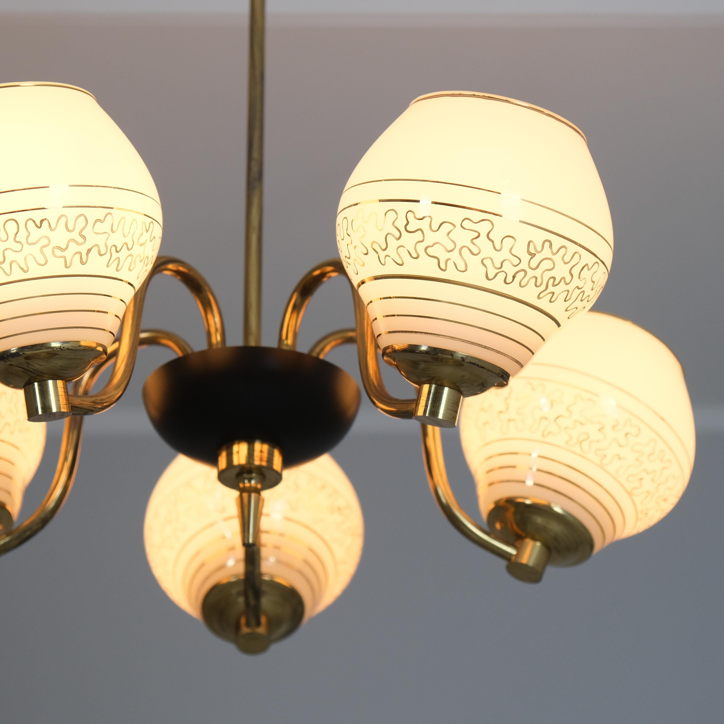 Lámpara de diseño finlandés de mediados de siglo en latón y cristal, Saariston Valaisin Oy, años 1960 Latón en venta