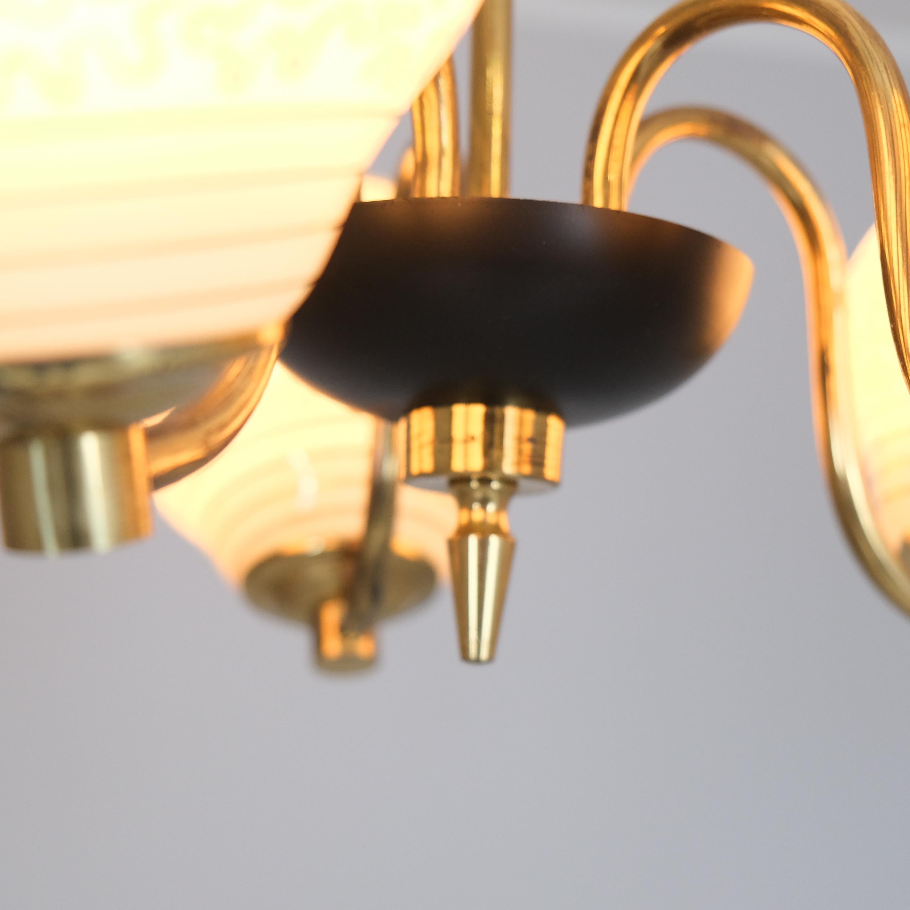 Lámpara de diseño finlandés de mediados de siglo en latón y cristal, Saariston Valaisin Oy, años 1960 en venta 1