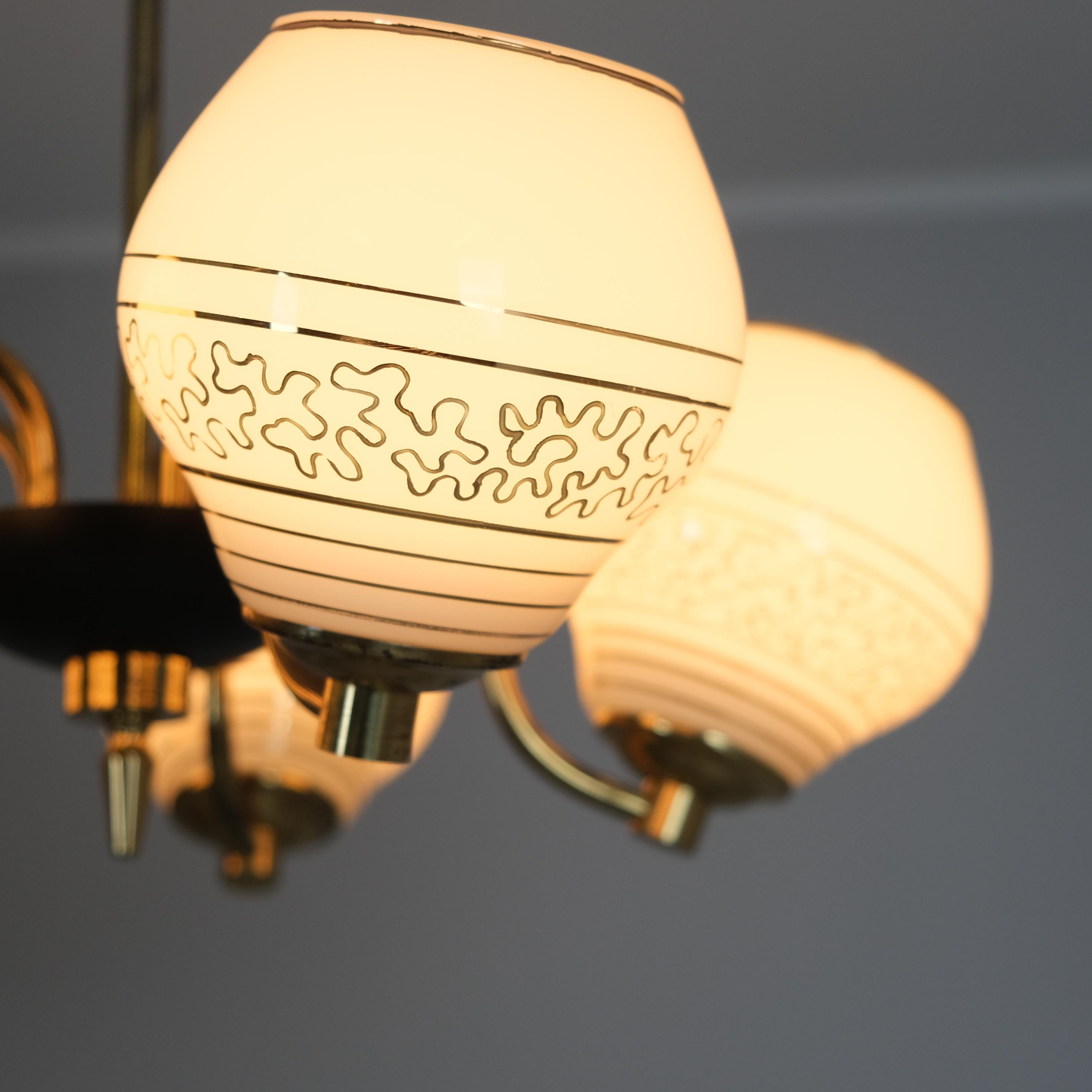 Lámpara de dise�ño finlandés de mediados de siglo en latón y cristal, Saariston Valaisin Oy, años 1960 en venta 2