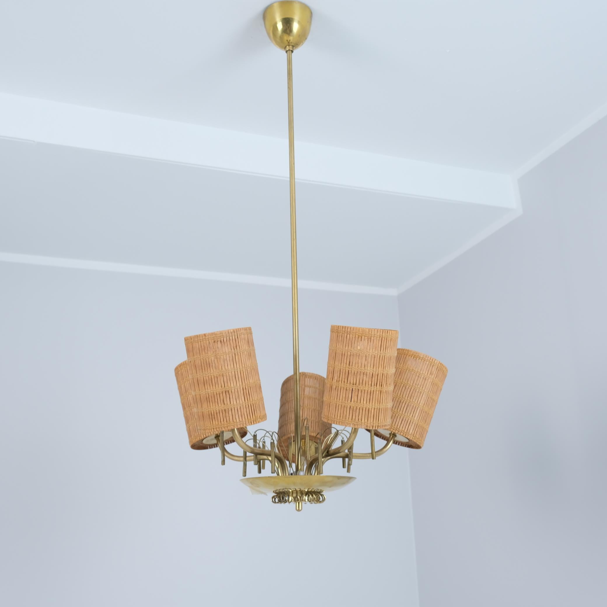 Si tratta di una lampada da soffitto dal design finlandese tipico degli anni '50, con alcune somiglianze con le lampade di Paavo Tynell. Poiché non tutti potevano permettersi le Tynell, queste erano molto popolari perché avevano la qualità ad un