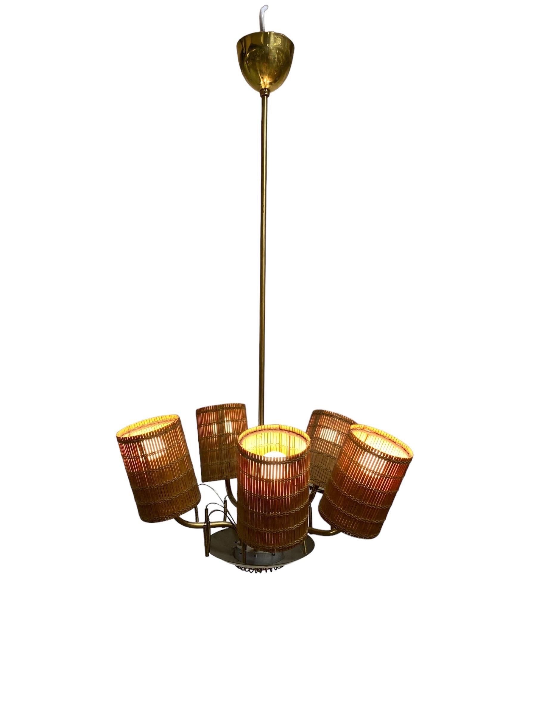 Mid-Century moderno Lampada di design finlandese di metà secolo in ottone e rattan, anni '50 in vendita