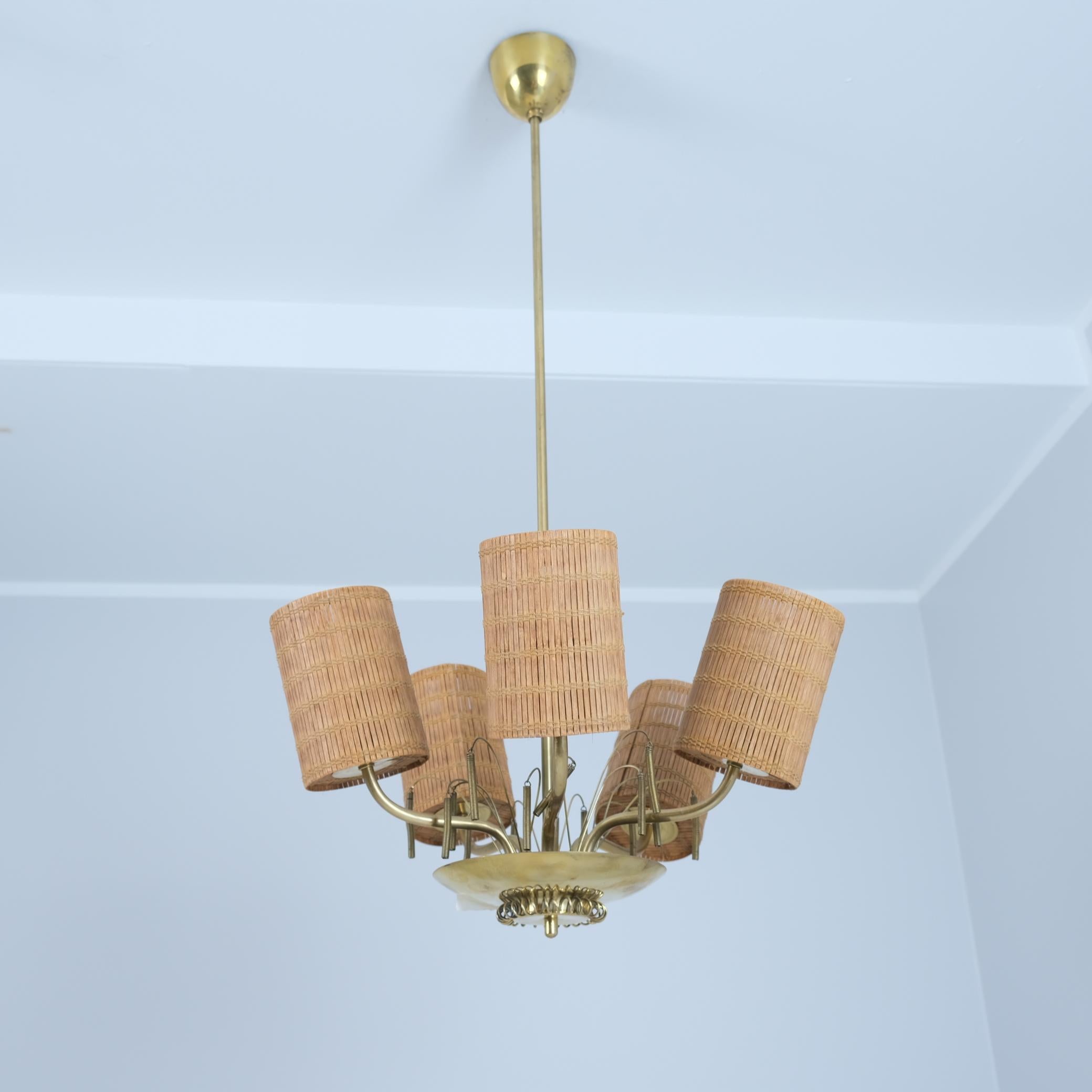 Mid-Century moderno Lampada di design finlandese di metà secolo in ottone e rattan, anni '50 in vendita