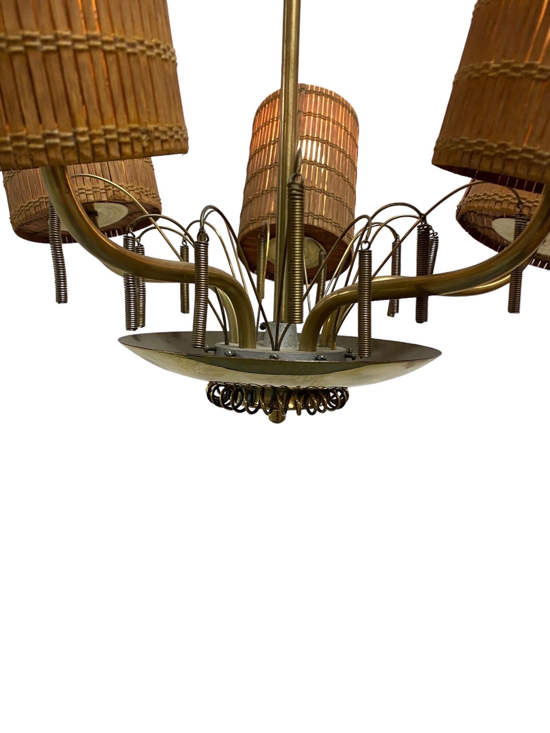 Finlandese Lampada di design finlandese di metà secolo in ottone e rattan, anni '50 in vendita