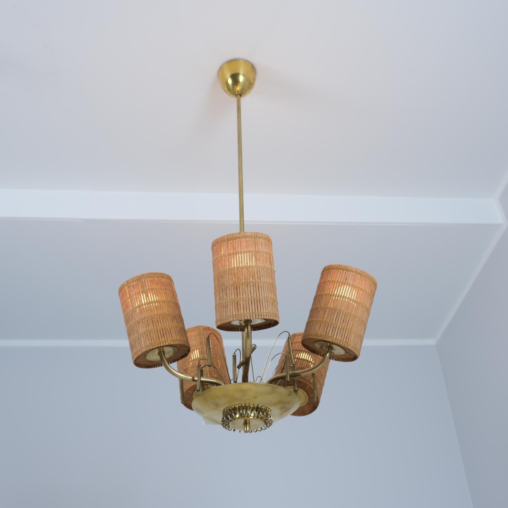 Finlandese Lampada di design finlandese di metà secolo in ottone e rattan, anni '50 in vendita