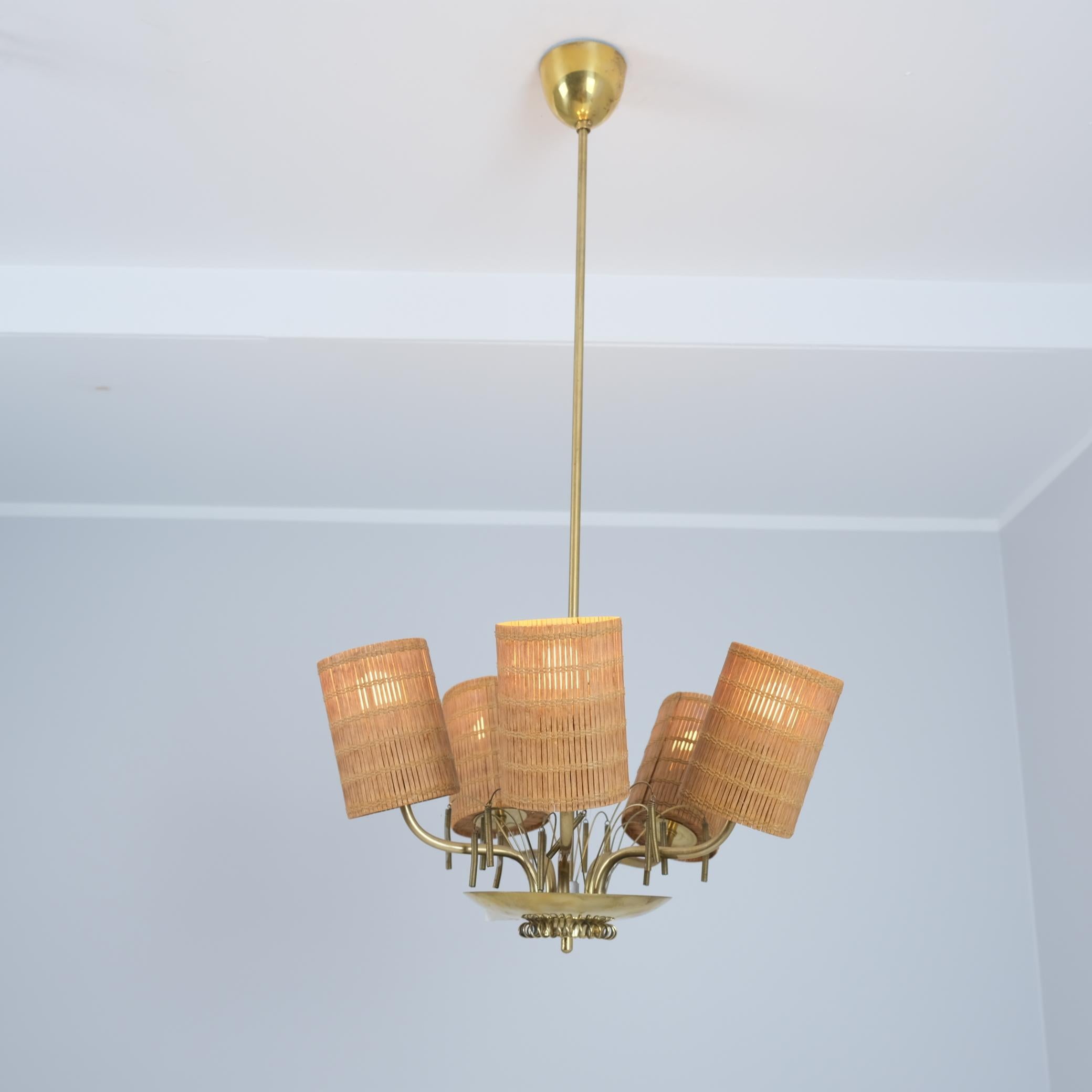 Lampada di design finlandese di metà secolo in ottone e rattan, anni '50 In condizioni buone in vendita a Helsinki, FI