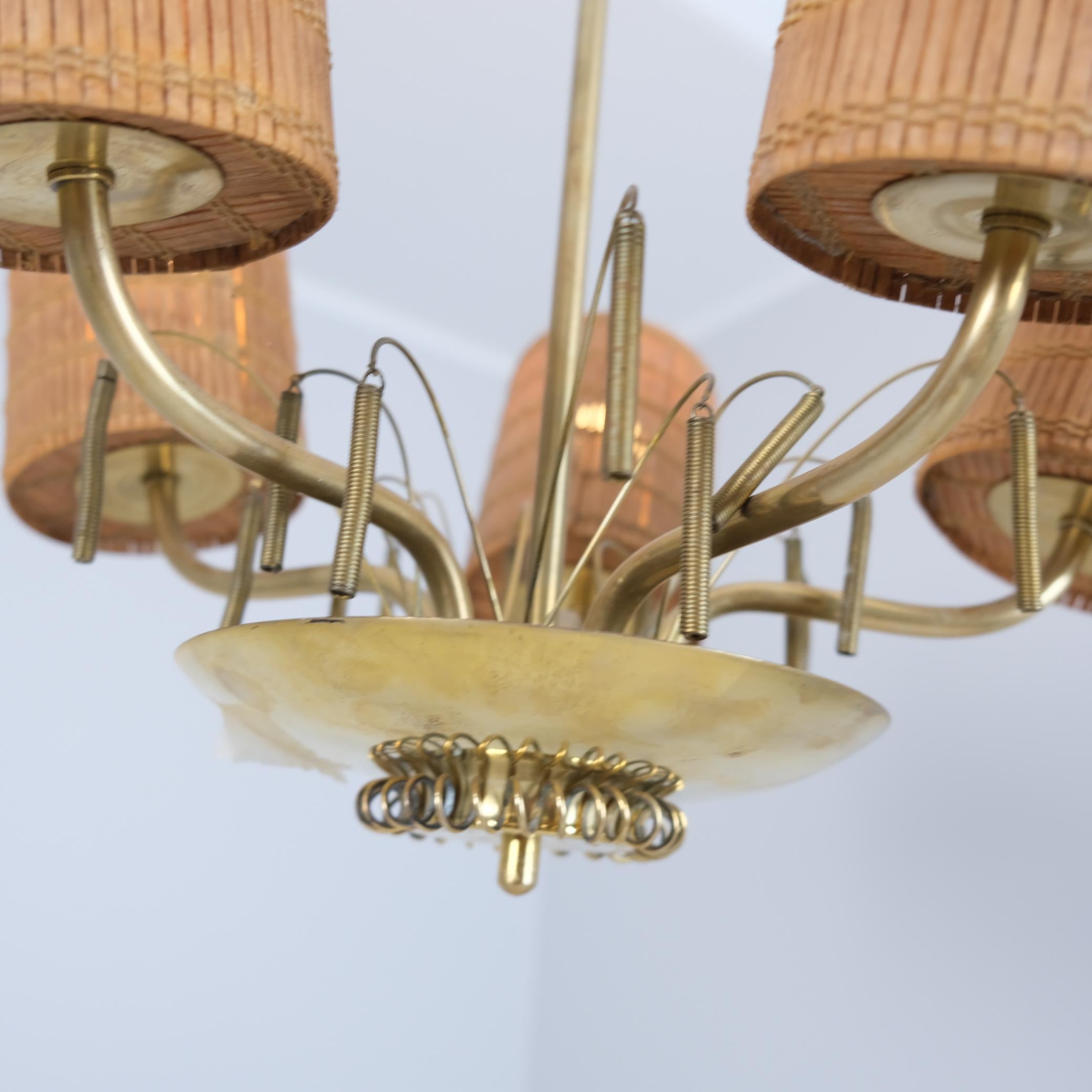 Ottone Lampada di design finlandese di metà secolo in ottone e rattan, anni '50 in vendita