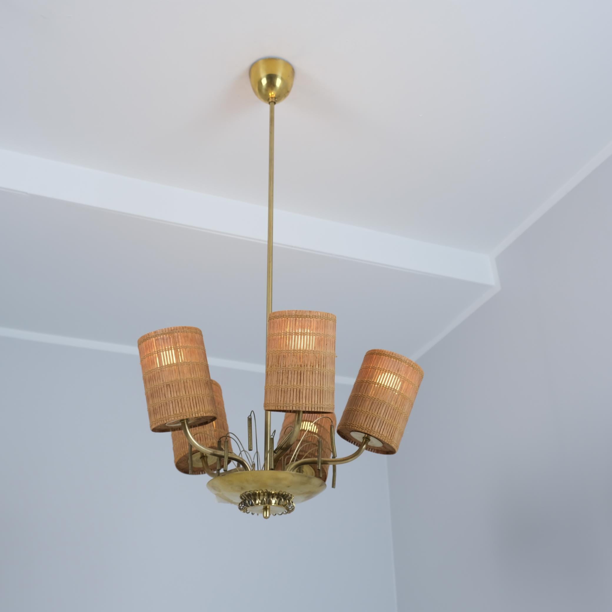 Lampada di design finlandese di metà secolo in ottone e rattan, anni '50 in vendita 2